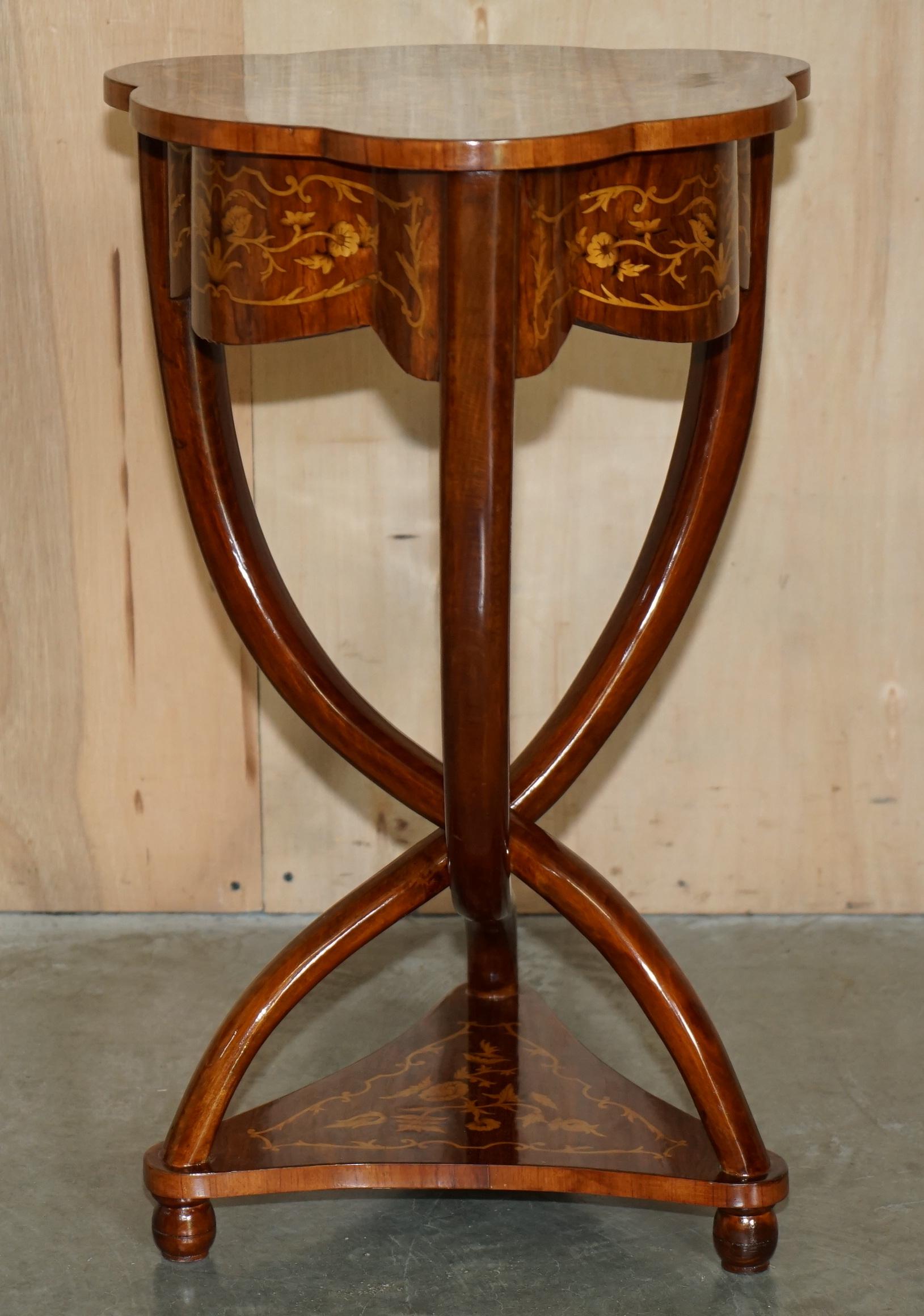 Paire de tables d'appoint SYCAMORE en bois et en laiton incrusté de vernis de style art déco en vente 6
