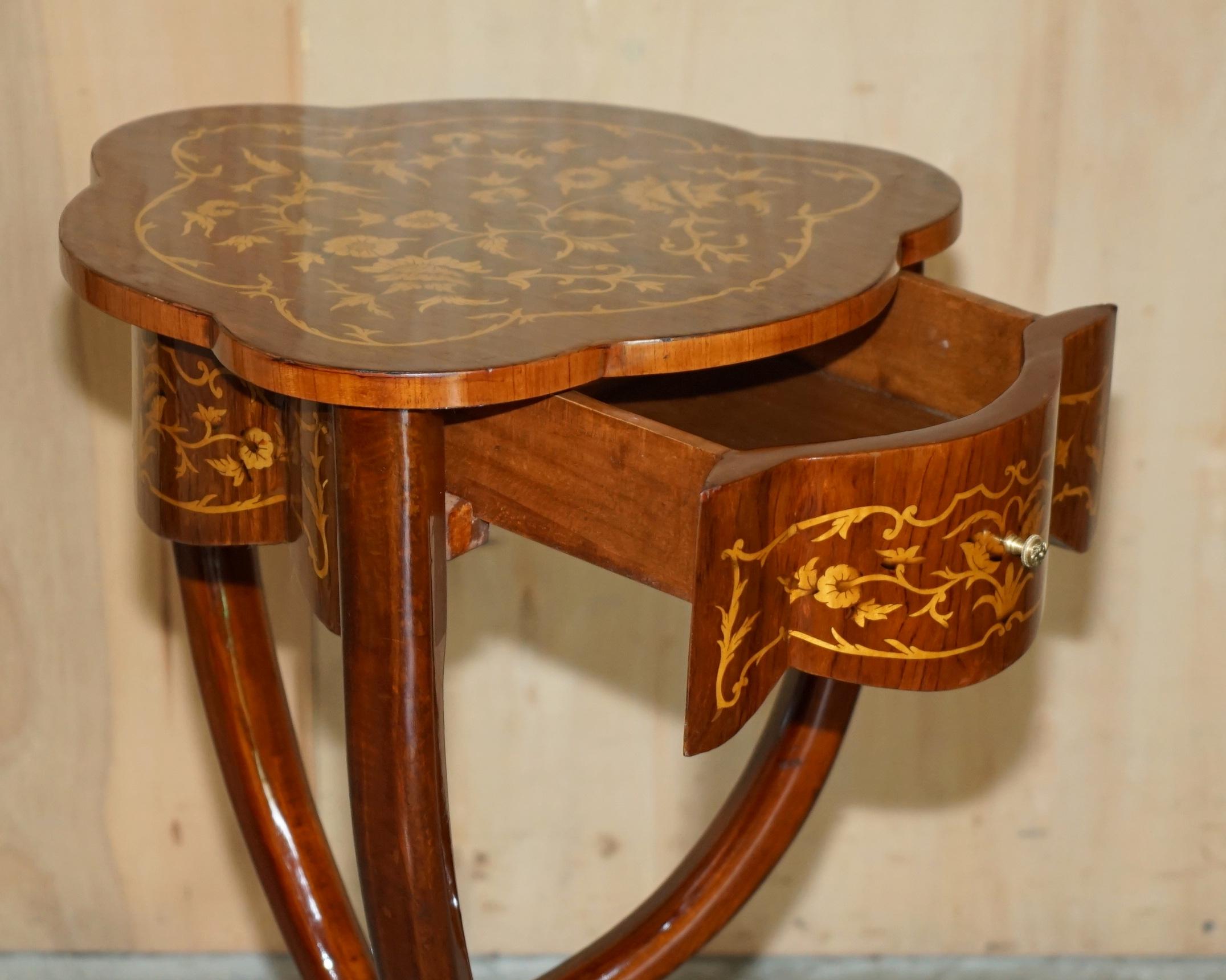 Paire de tables d'appoint SYCAMORE en bois et en laiton incrusté de vernis de style art déco en vente 7