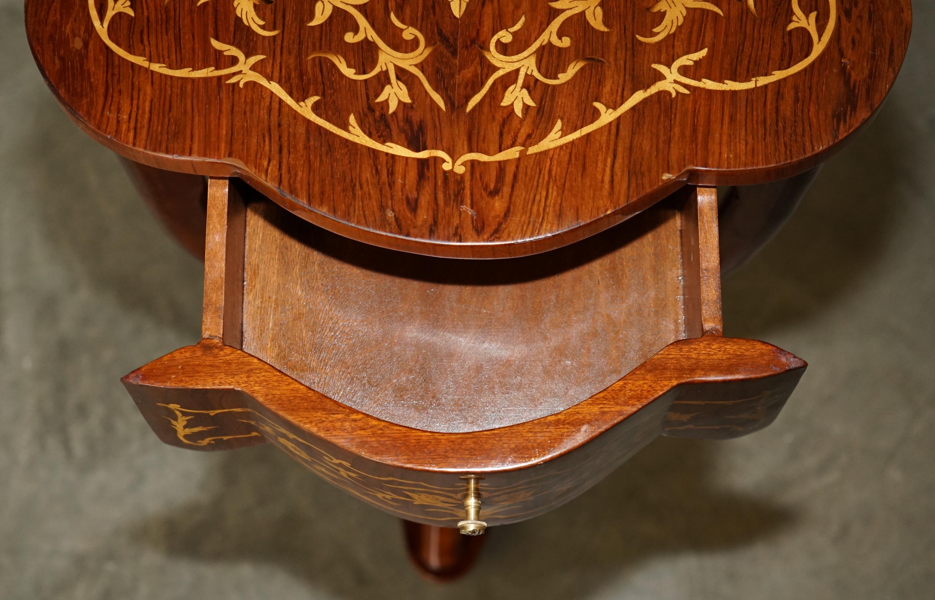 Paire de tables d'appoint SYCAMORE en bois et en laiton incrusté de vernis de style art déco en vente 8