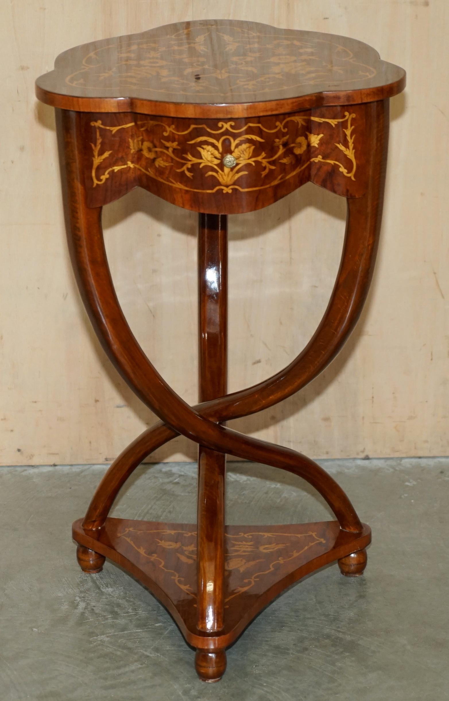 Paire de tables d'appoint SYCAMORE en bois et en laiton incrusté de vernis de style art déco en vente 9