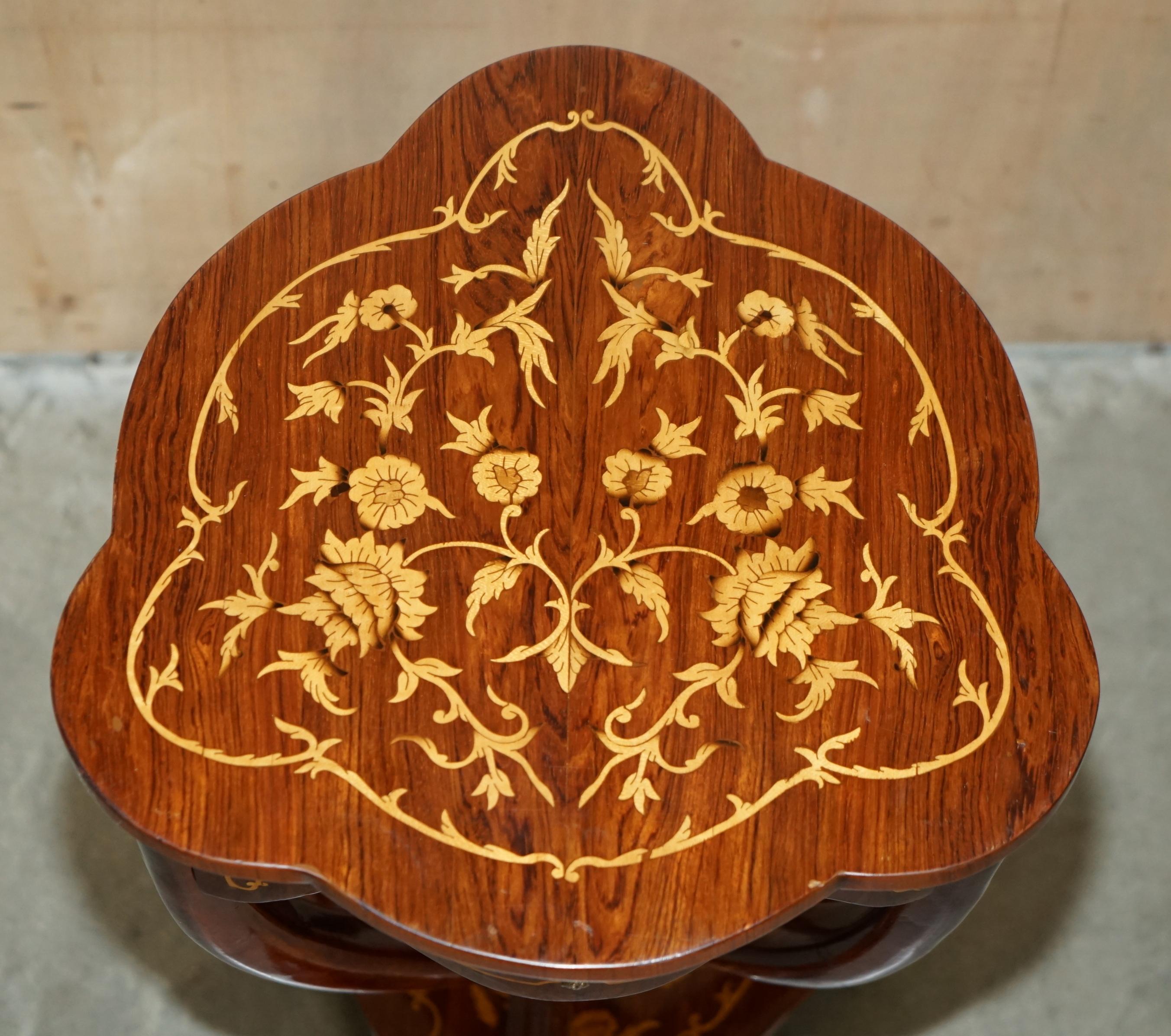Fait main Paire de tables d'appoint SYCAMORE en bois et en laiton incrusté de vernis de style art déco en vente