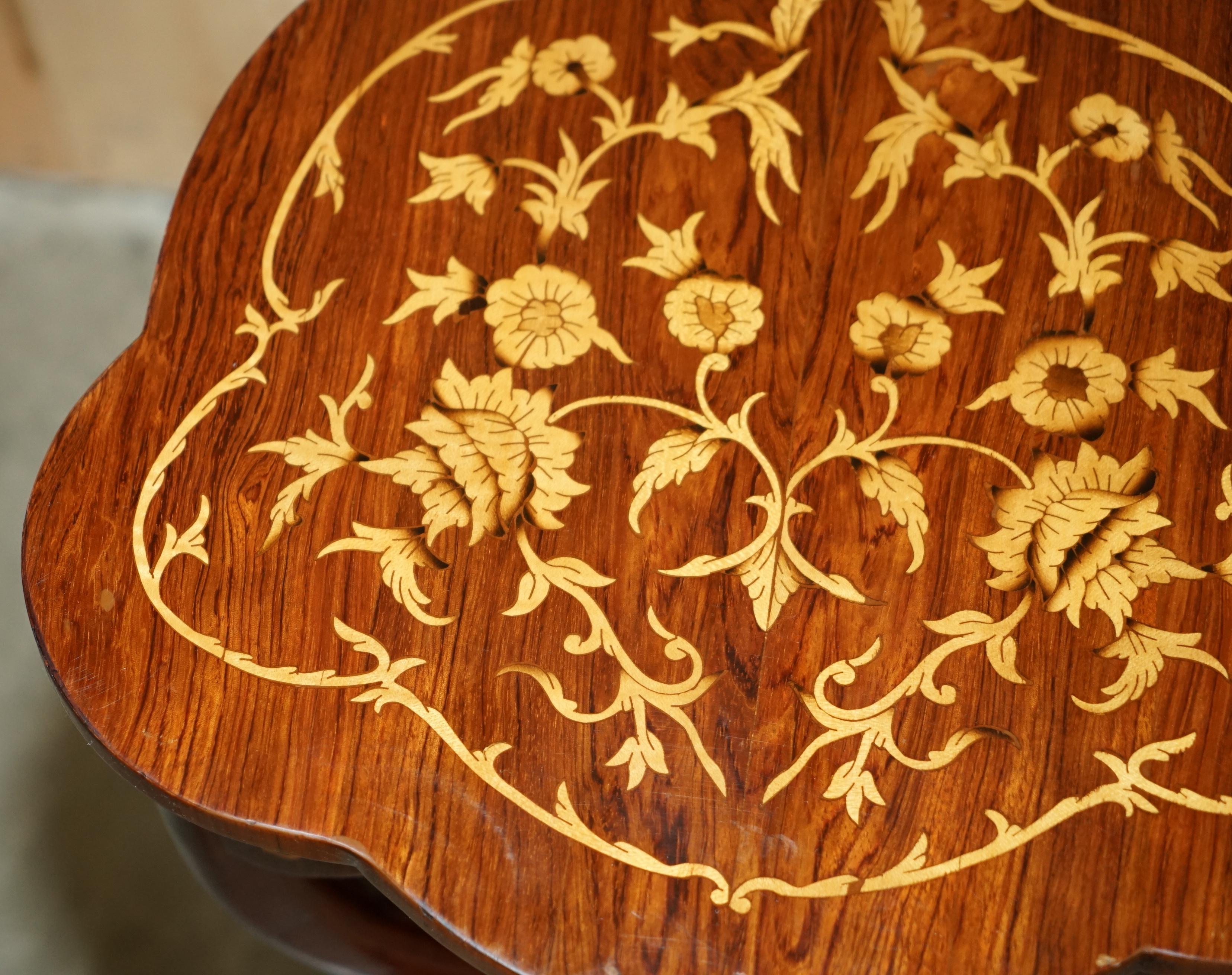 20ième siècle Paire de tables d'appoint SYCAMORE en bois et en laiton incrusté de vernis de style art déco en vente