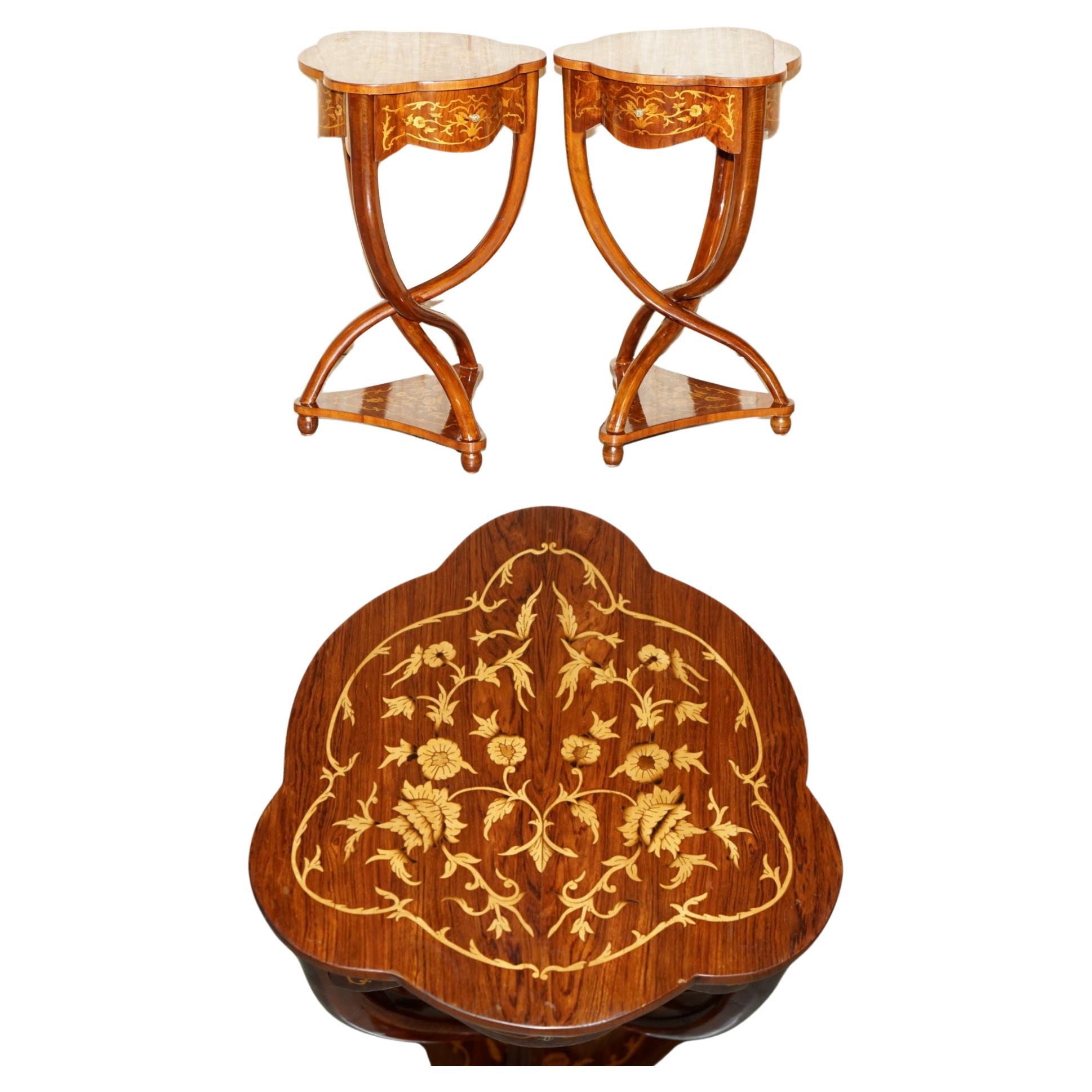 Paire de tables d'appoint SYCAMORE en bois et en laiton incrusté de vernis de style art déco en vente