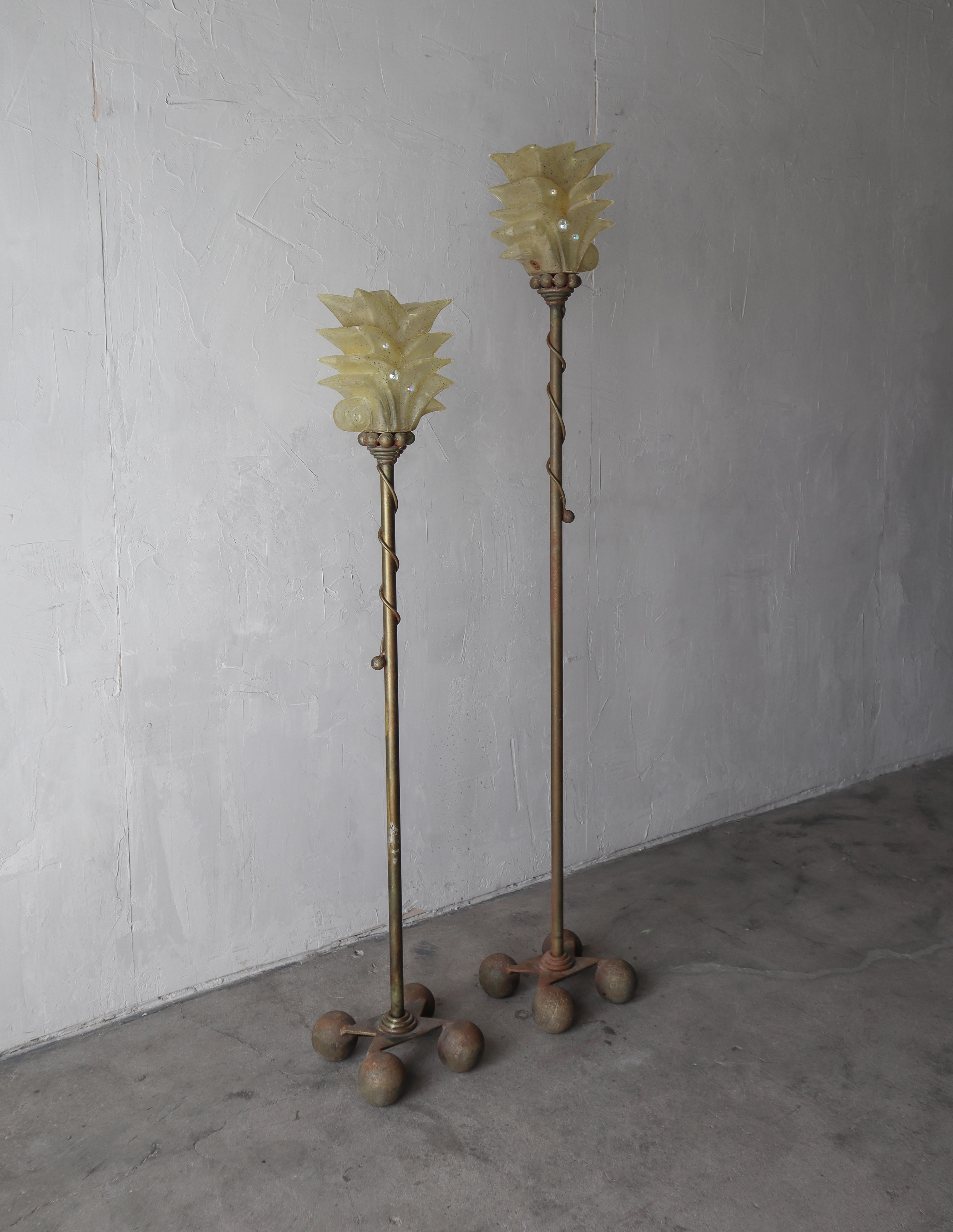 INCREDIBILE coppia di lampade da terra in stile Art Déco disegnate da Carlos De Anda e realizzate in Messico. Queste bellissime lampade sono realizzate al 100% a mano, con basi in ferro pesantemente forgiato e splendidi paralumi in fibra acrilica a