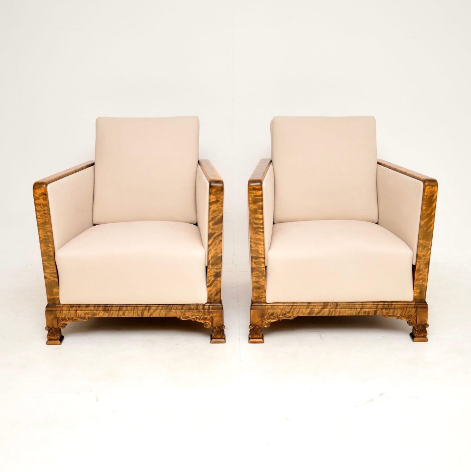 Ein atemberaubendes Paar originaler schwedischer Art-Déco-Sessel aus satinierter Birke. Sie wurden kürzlich aus Schweden importiert und stammen aus den 1920-30er Jahren.

Sie haben ein wunderschönes Design, und die Qualität ist hervorragend. Die