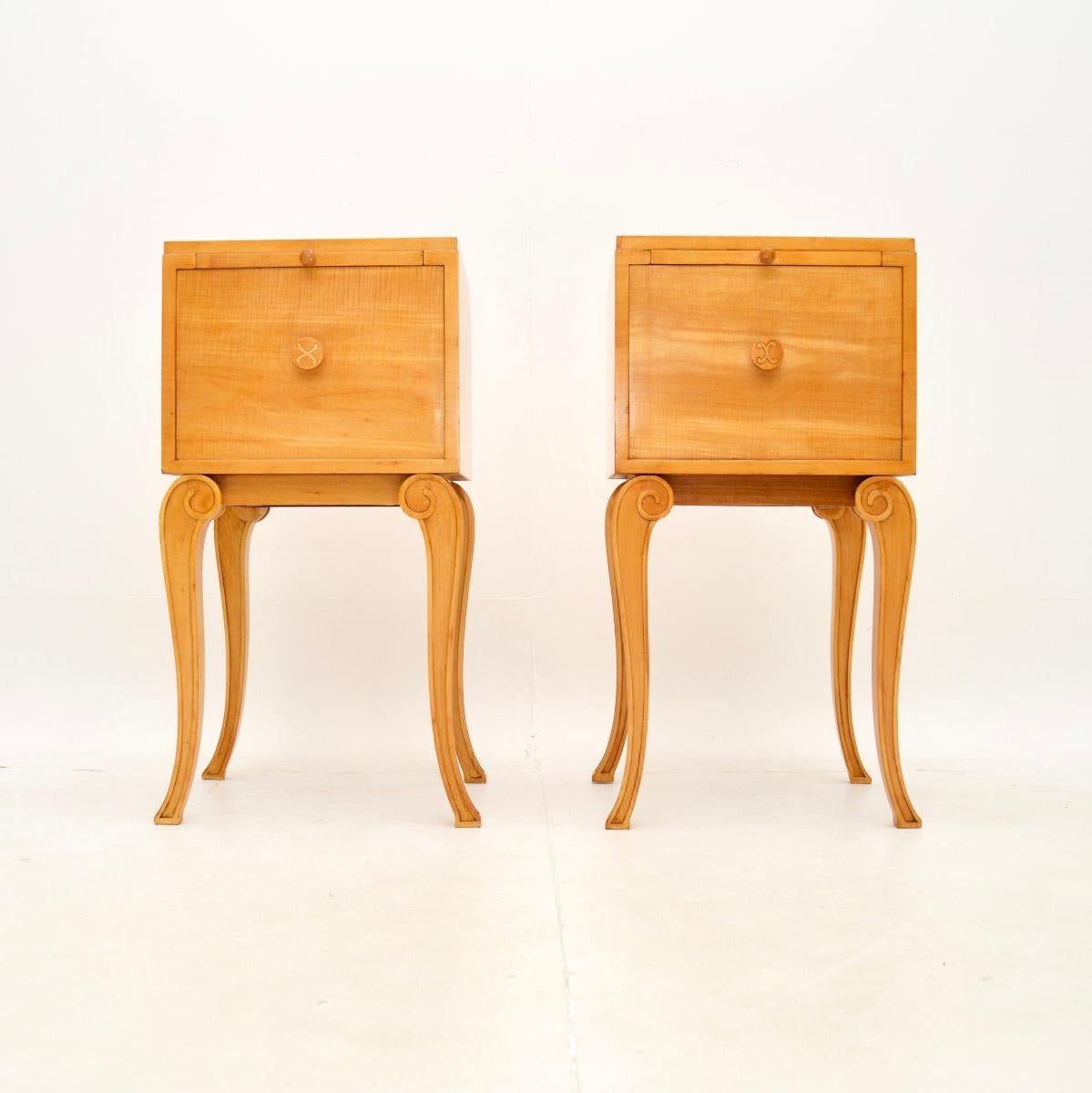 An outstanding pair of Art Deco sycamore bedside cabinets by Hille. They were made in England, they date from the 1920’s.

The quality is superb, they have a beautiful and stylish design and would work well in modern or traditional settings. The