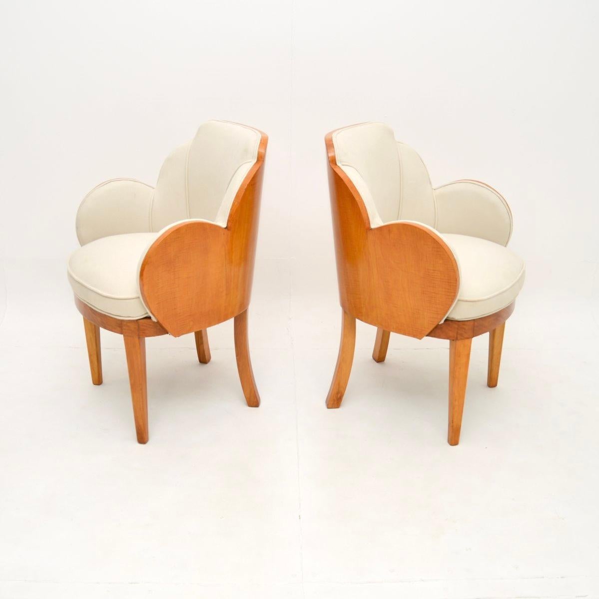 Une fantastique paire de fauteuils à dossier nuageux en sycomore Art Déco par Epstein. Fabriqués en Angleterre, ils datent des années 1930.

La qualité est remarquable et les proportions sont agréables. Ils sont magnifiquement conçus, les dossiers
