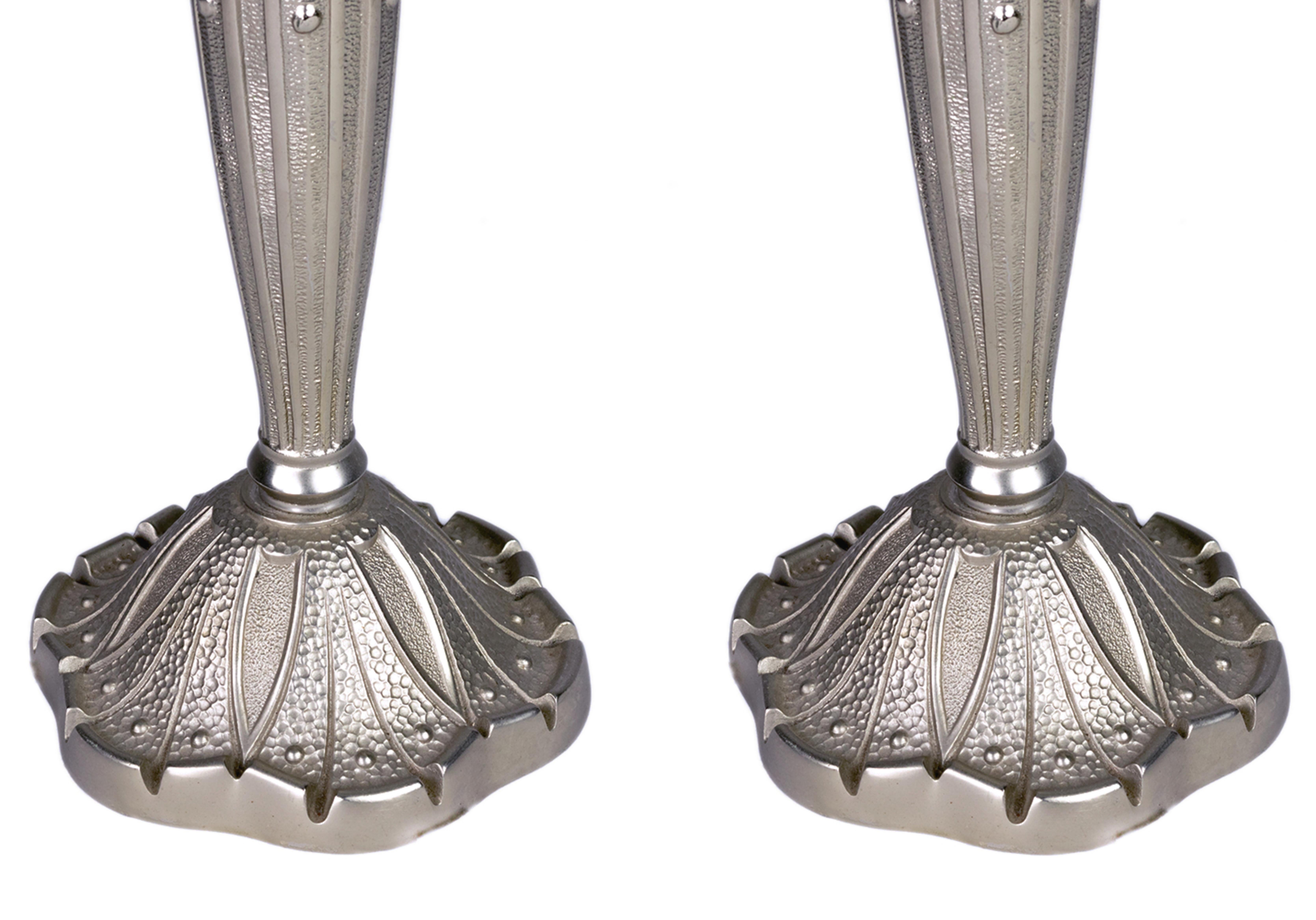Cette lampe à poser incarne le style distinctif de René Lalique, avec un en-tête et un effet brossé sur sa structure en laiton nickelé. Il s'agit d'une pièce de transition subtile, qui fait le lien entre l'Art nouveau et l'Art déco avec ses roses