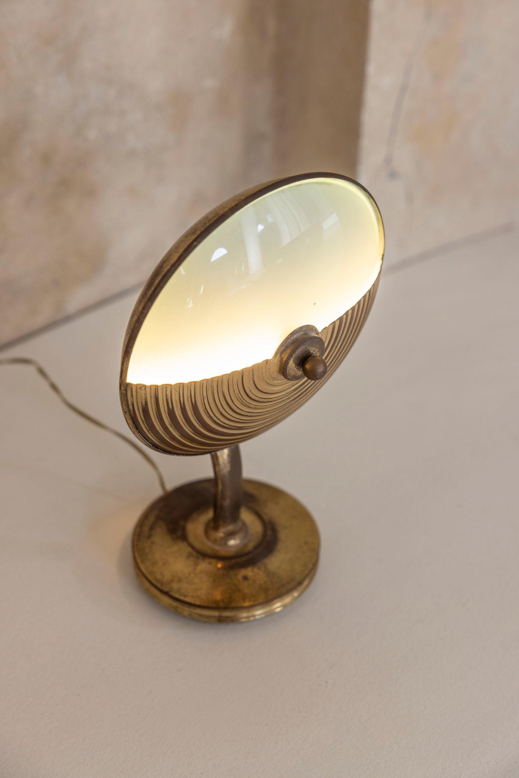 Milieu du XXe siècle Paire de lampes de table Art Déco en laiton et verre, Italie, années 1940 en vente