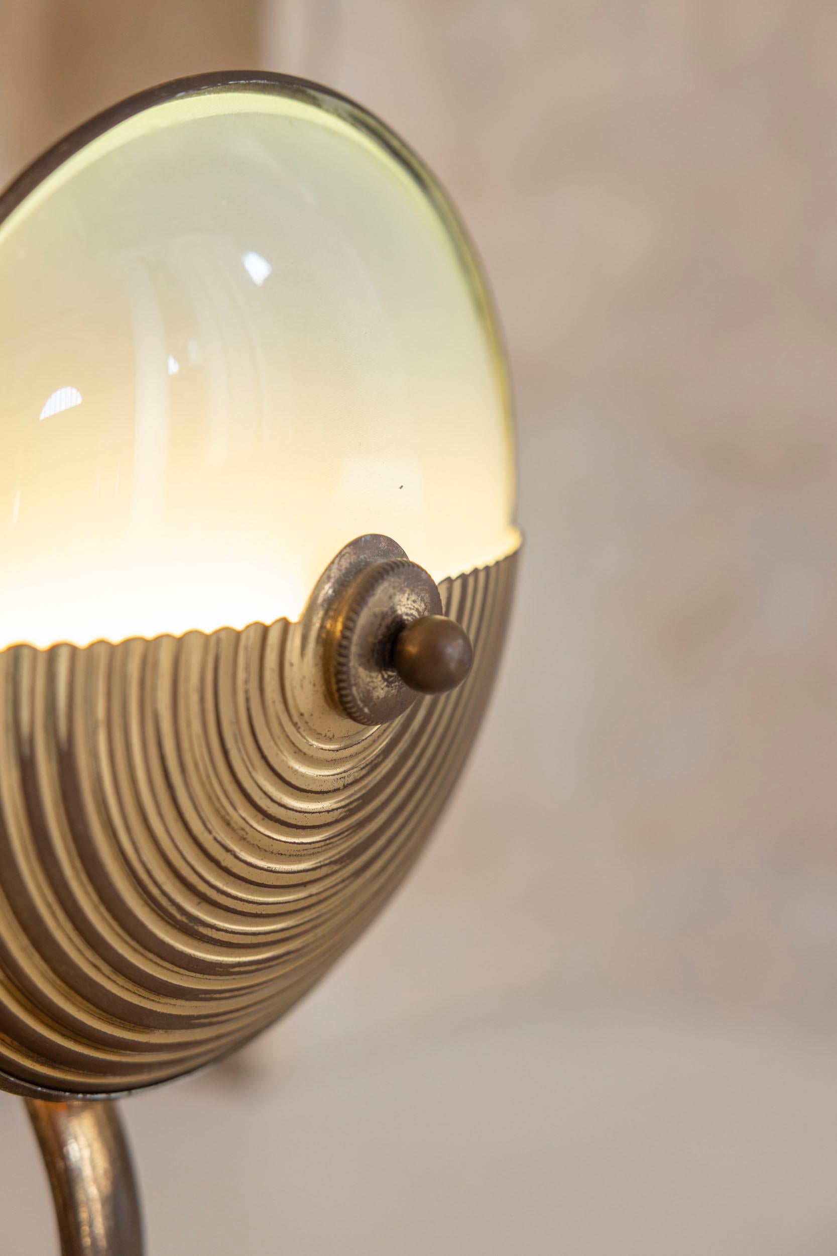 Laiton Paire de lampes de table Art Déco en laiton et verre, Italie, années 1940 en vente