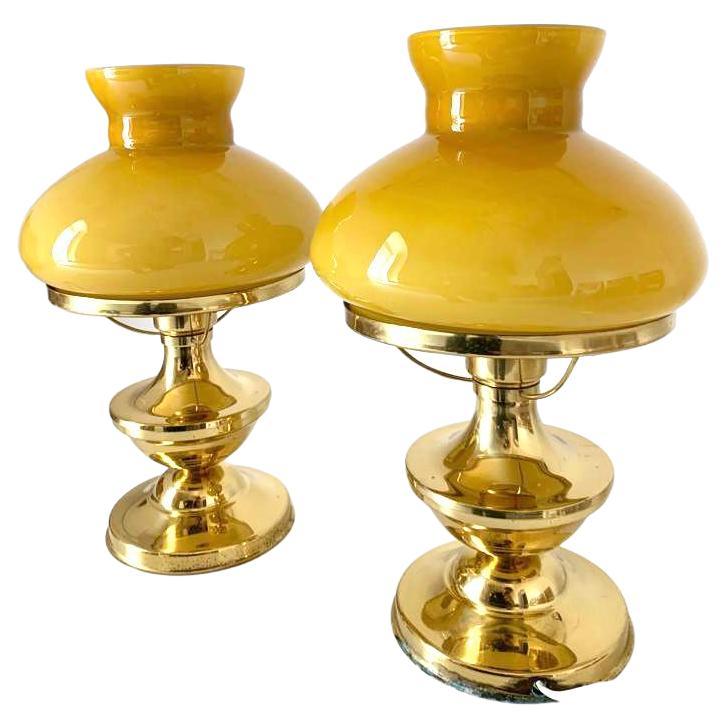 Par de  Lámparas de mesa Art Déco de latón y opalina

Pareja de lámparas de estilo art decó de los años 30 fabricadas en Italia. Estructura de latón con pantalla de cristal opalino color mostaza.

En muy buen estado con pequeños signos del paso del