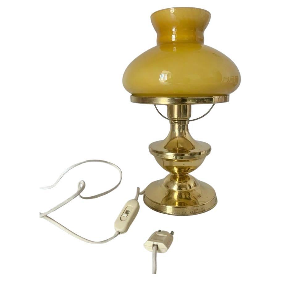 Par de  Lámparas de mesa Art Déco de latón y opalina Mid-20th Century en venta