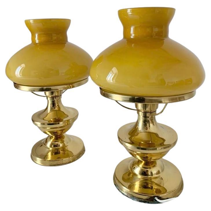 Par de  Lámparas de mesa Art Déco de latón y opalina en venta