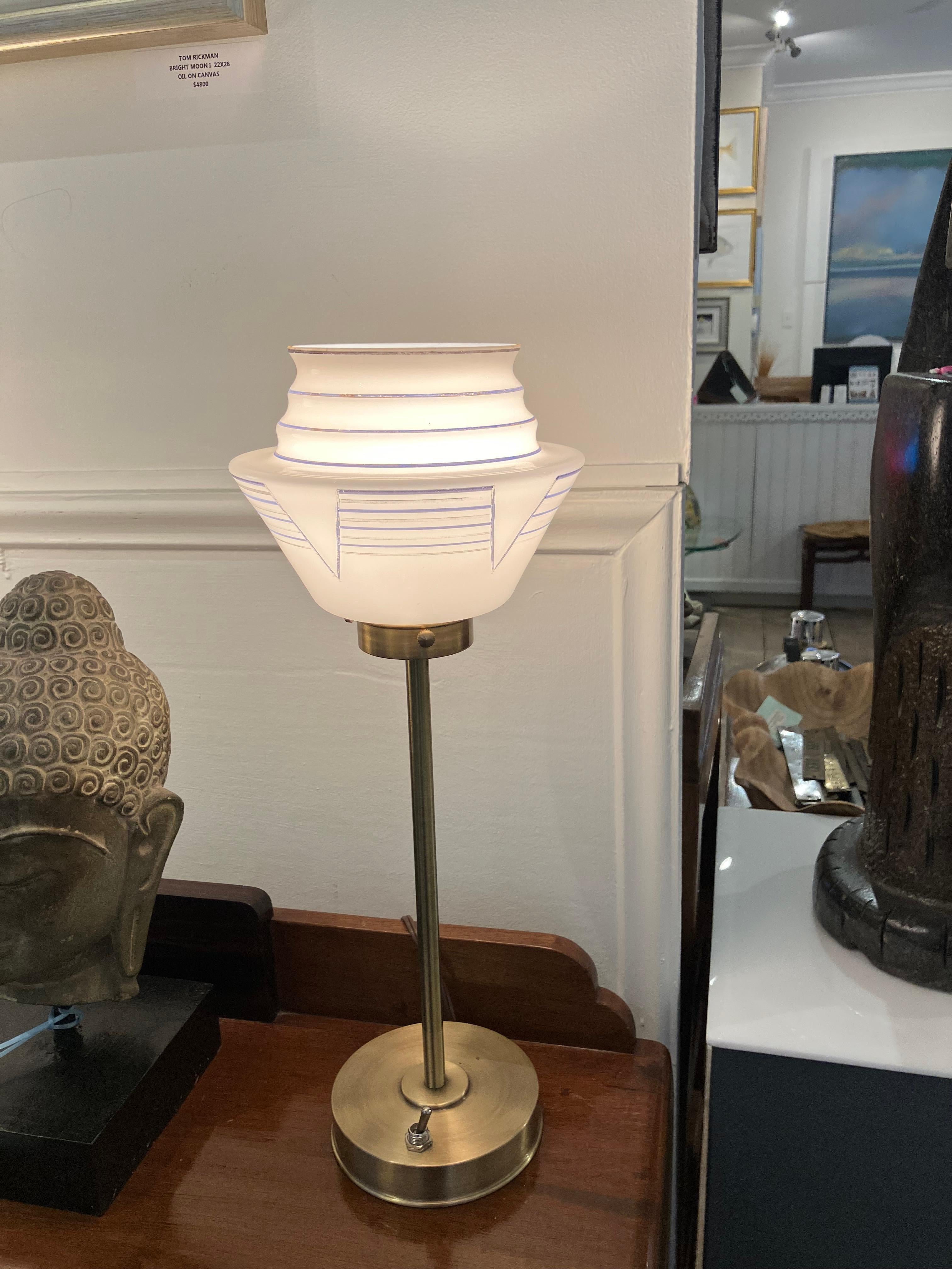 20ième siècle Paire de lampes de table Art déco sur tiges en laiton en vente