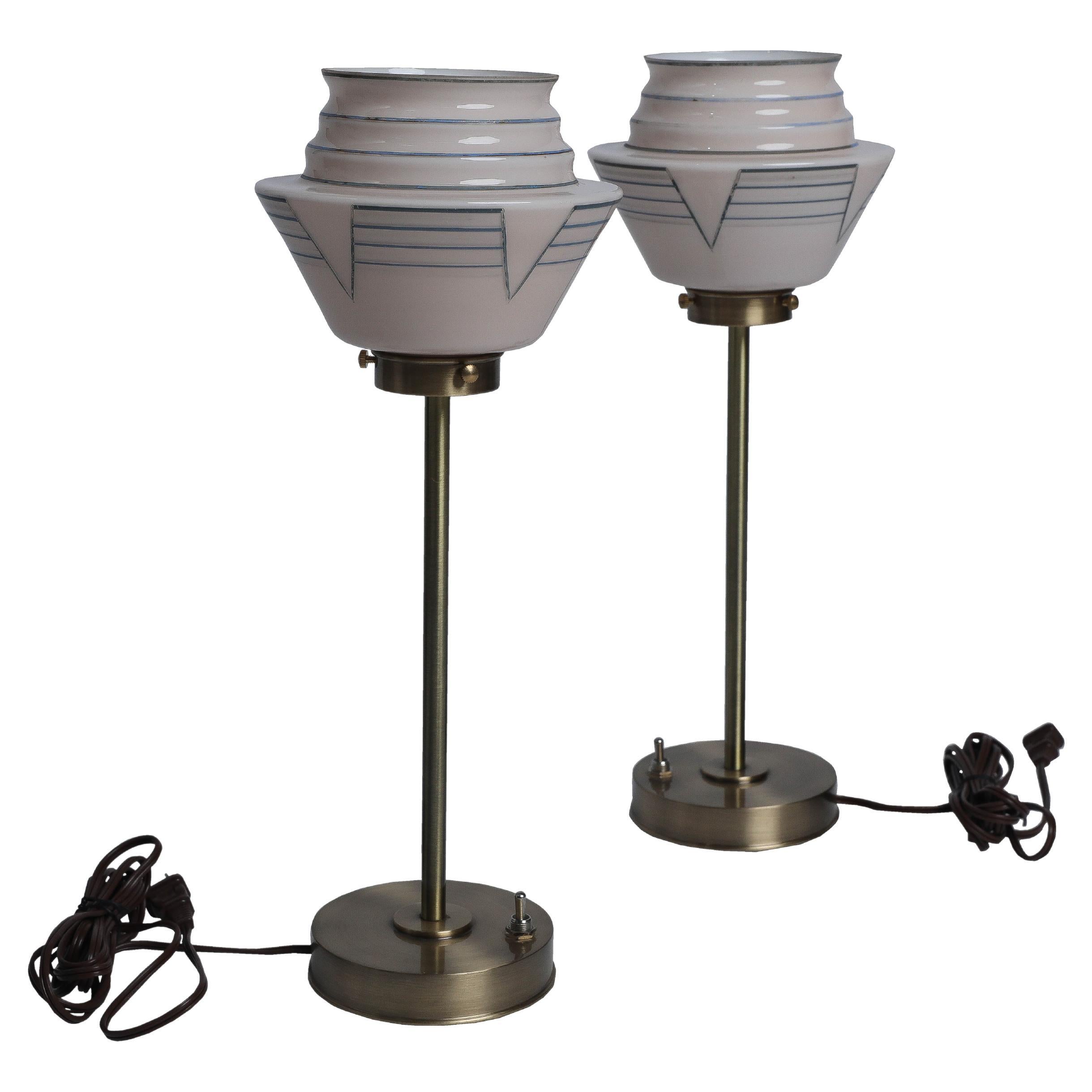 Paire de lampes de table Art déco sur tiges en laiton