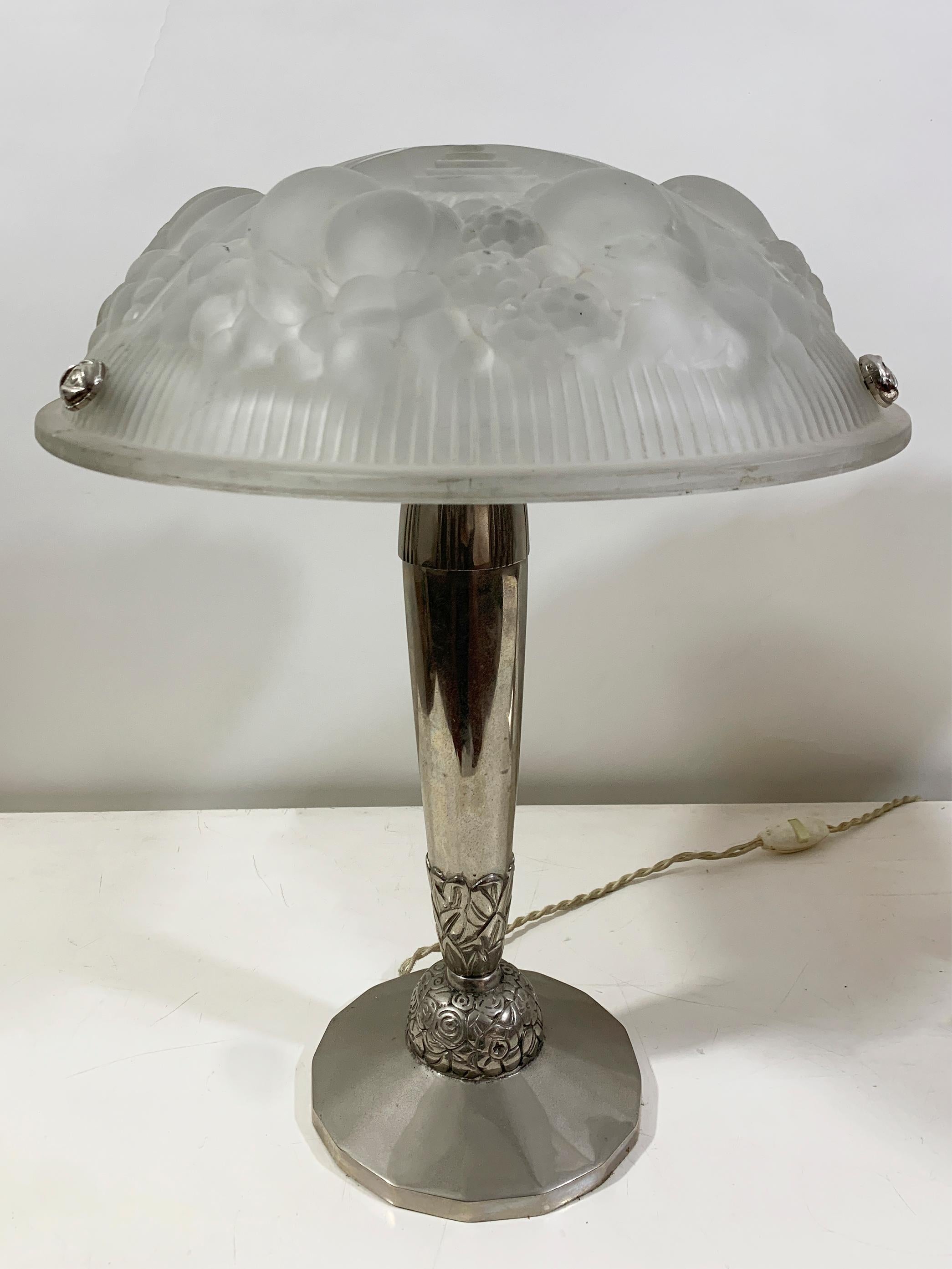 Preciosa y rara pareja de lámparas de sobremesa art déco francesas, ambas firmadas por Muller Freres Luneville en la parte superior de la pantalla de cristal esmerilado transparente, con diseño geométrico de frutas. Estructura a juego en bronce