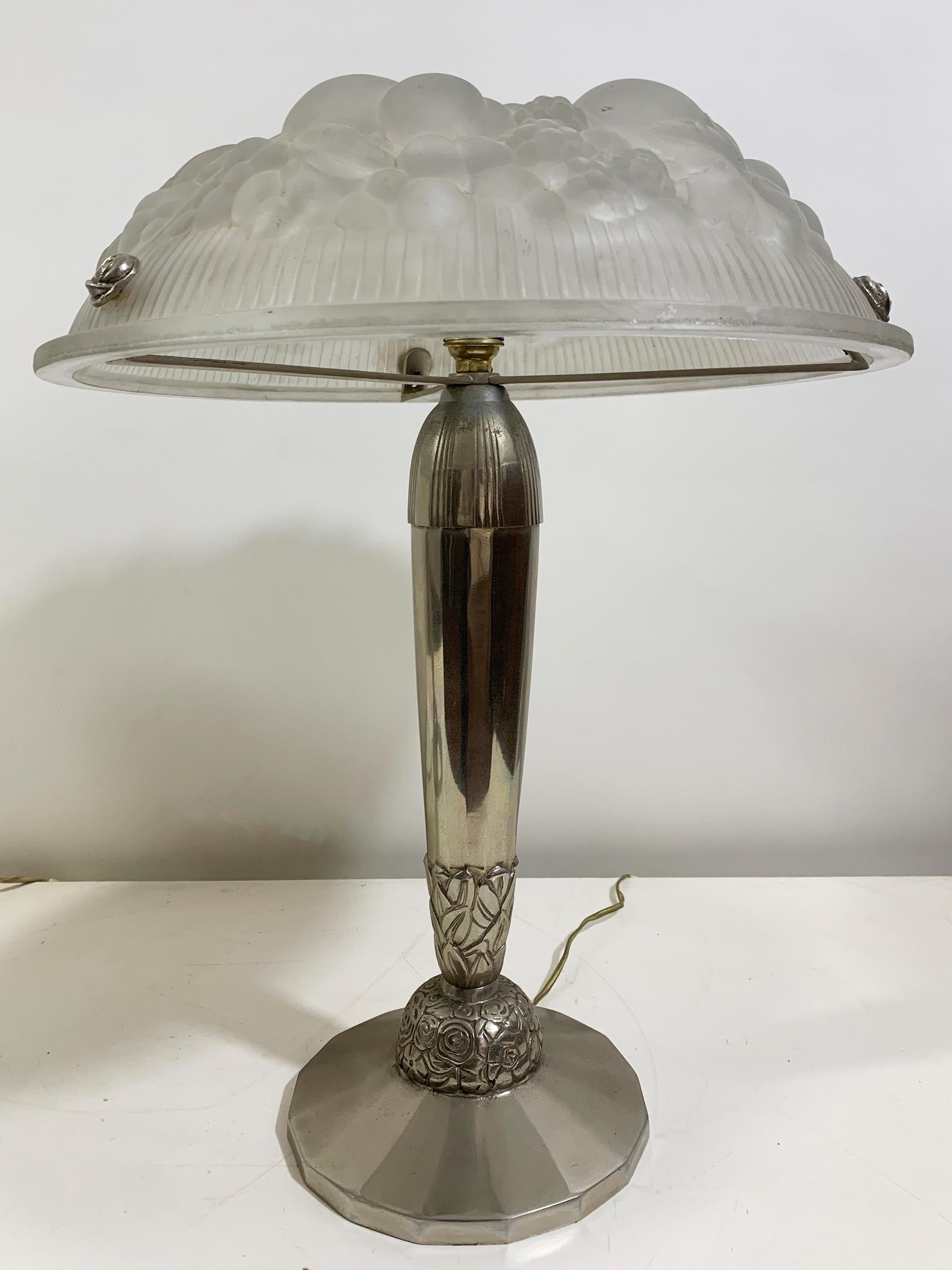 Pareja de lámparas de mesa Art Déco, firmadas por Muller Frères Luneville mediados del siglo XX en venta
