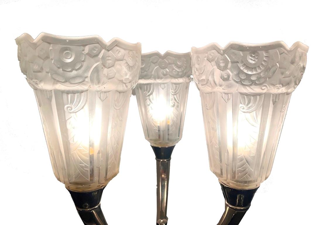 Pareja de lámparas de mesa Art Decó
Este par de candelabros es un maravilloso ejemplo del amor por la forma geométrica del diseño, como las líneas limpias, las formas rectangulares y redondeadas, así como los triángulos y los motivos geométricos en