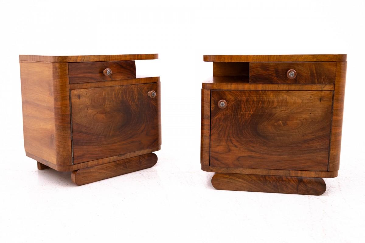 Tables de chevet Art déco du milieu du XXe siècle, Pologne.

Chacune des tables comporte un grand espace fermé par une porte, un petit tiroir et une étagère sous le plateau. Les tables sont entièrement plaquées de bois de noyer richement grainé. Une