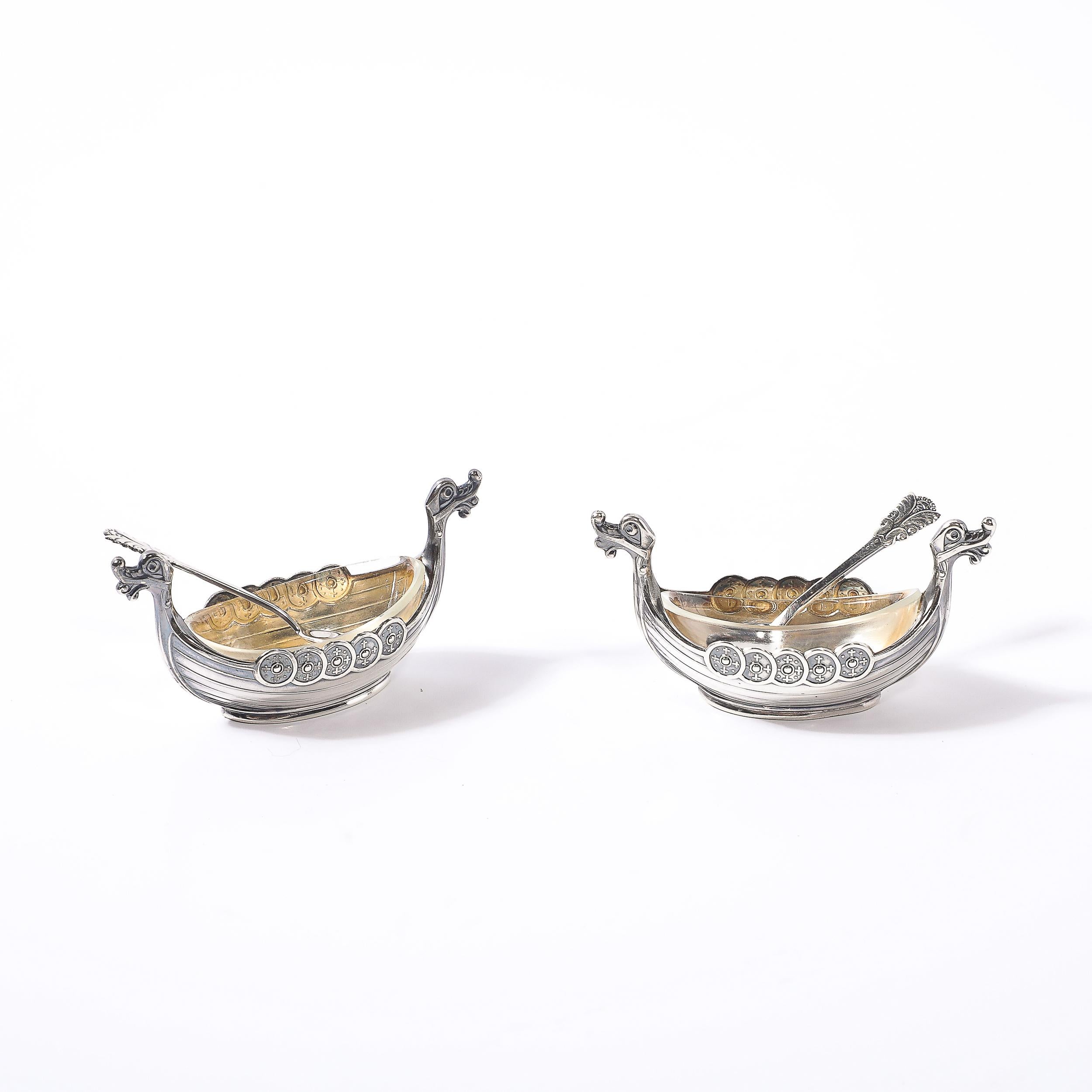 Cette extraordinaire paire de salières Art déco de Theodore Olsens capture l'essence du patrimoine et de l'artisanat norvégiens, mêlant les lignes audacieuses de l'époque Art déco au riche symbolisme de la culture viking. Créés vers 1930, ces