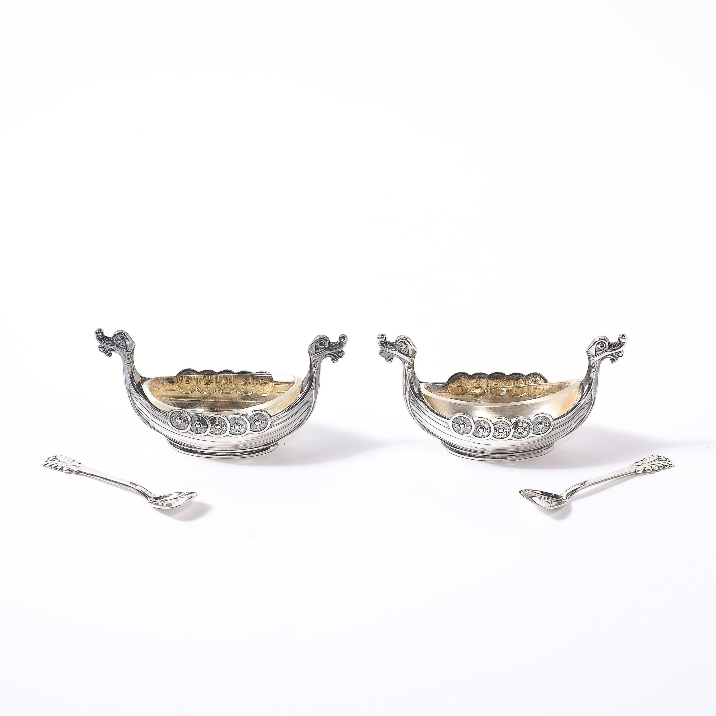 Art déco Paire de salières Art Déco Theodor Olsens en argent sterling pour bateau viking en vente