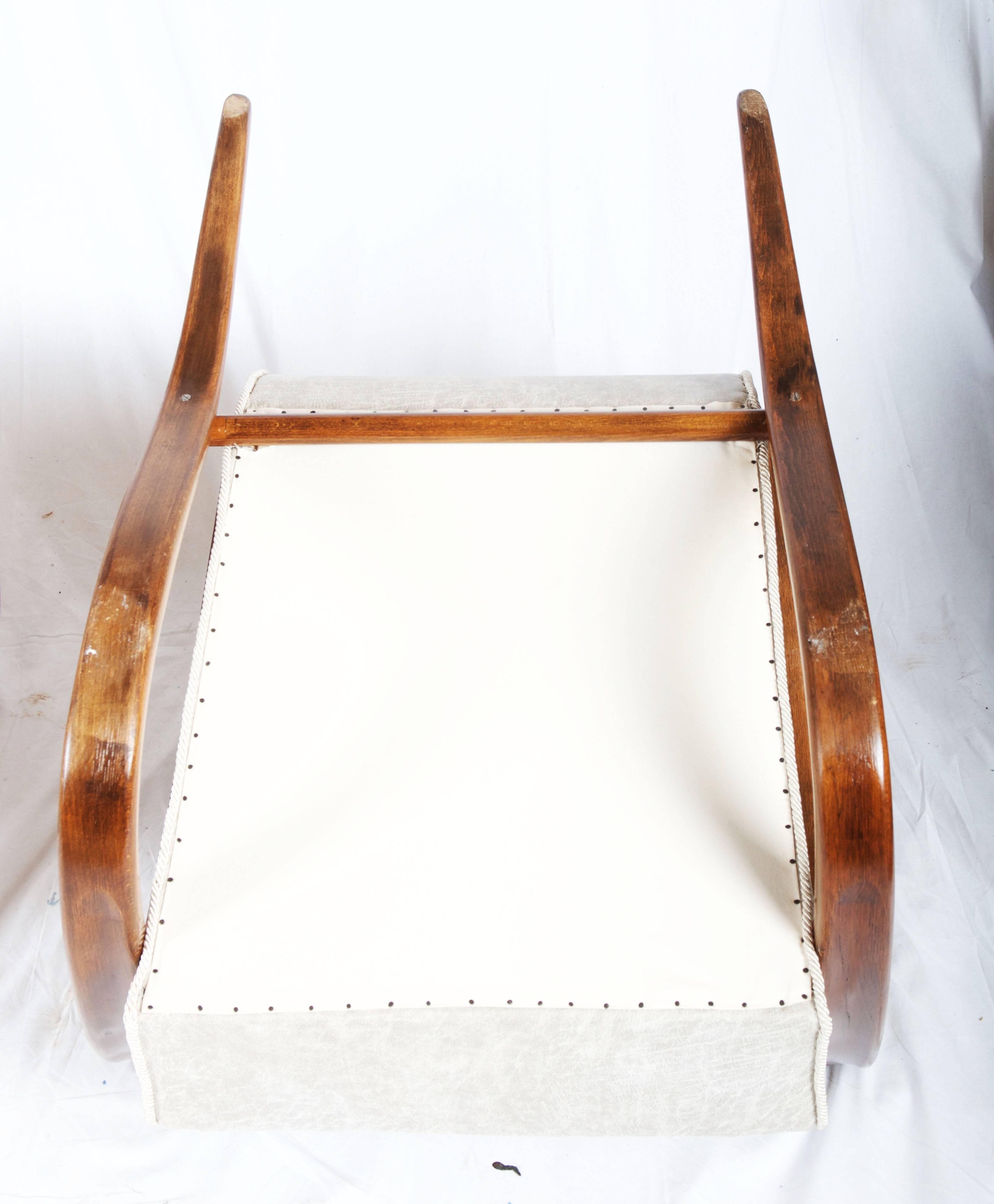 Bugholzsessel aus Buche, nussbaumfarben gebeizt, hergestellt von Thonet in den 1930er Jahren.
Hervorragend restauriert mit Sitzfedern, gepolstert mit Lederimitatstoff.
Andere Stoff- und Holzausführungen auf Anfrage möglich
Auf Anfrage mehrere