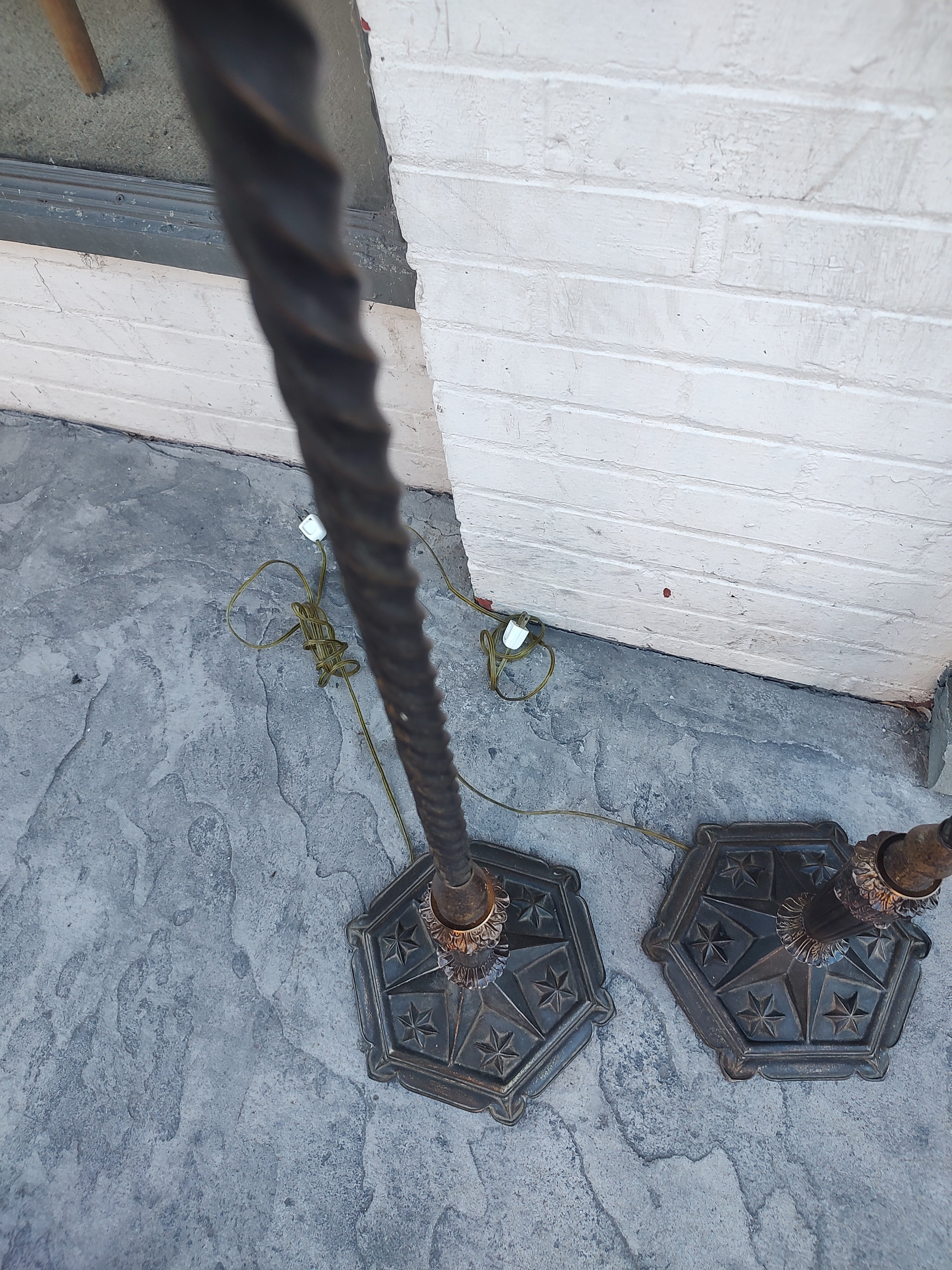 Favoloso e raro da trovare in questo stile di design. Lanterne in stile moresco con paralumi in mica che poggiano su pali molto decorativi con torsioni a spirale e pesanti basi in ghisa con picche e stelle. Decisamente non una coppia di lampade da