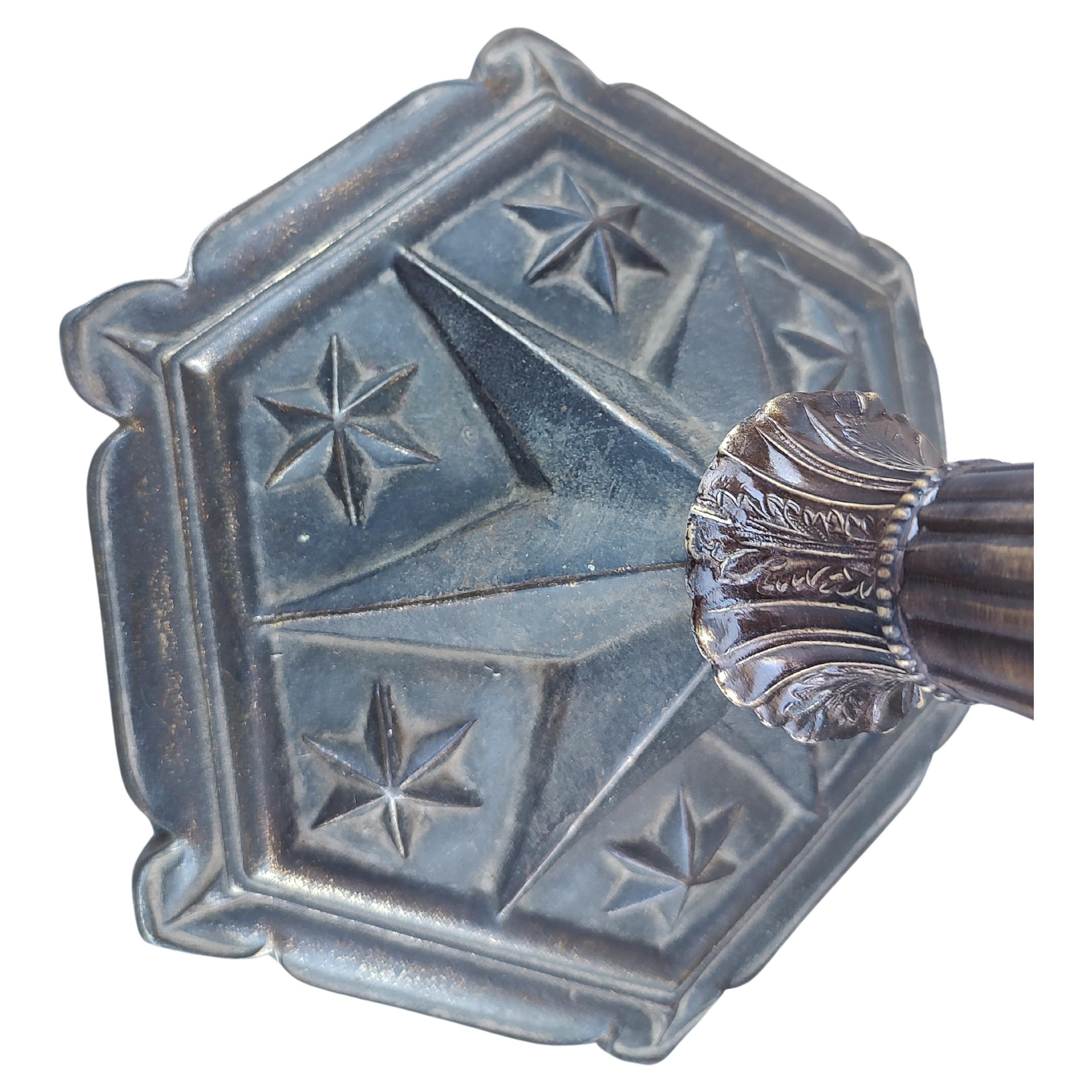 Americano Coppia di lampade da terra Art Deco Torch Bronzo con mica e ferro in vendita