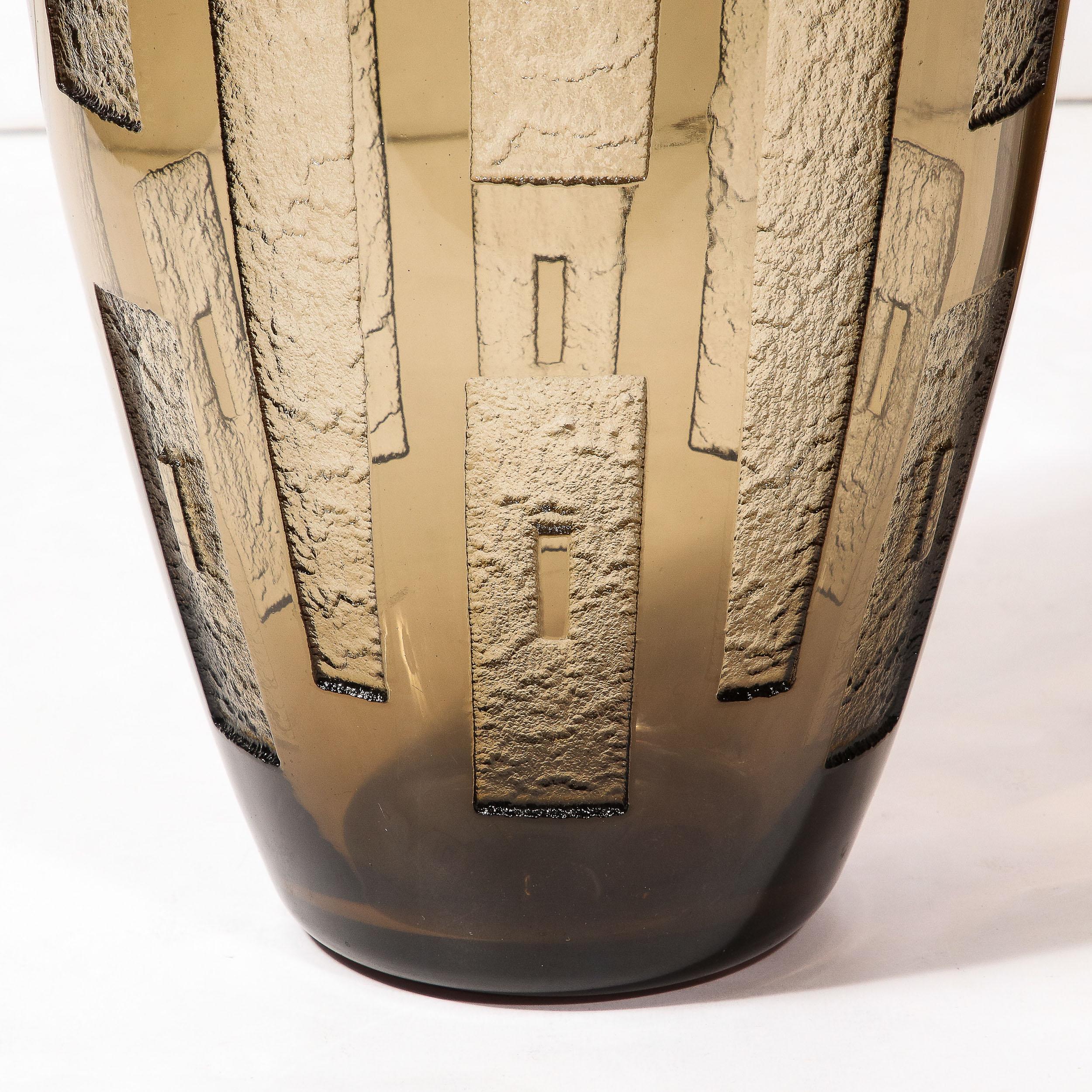 Art Déco Coppia di vasi Art Deco a forma di Totem in vetro geometrico fumé acidato di Daum in vendita