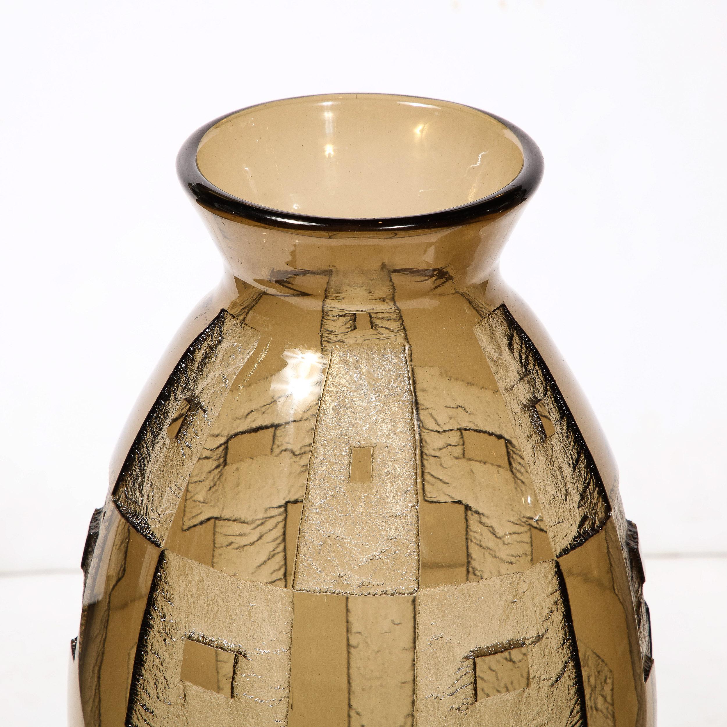 Coppia di vasi Art Deco a forma di Totem in vetro geometrico fumé acidato di Daum in vendita 1