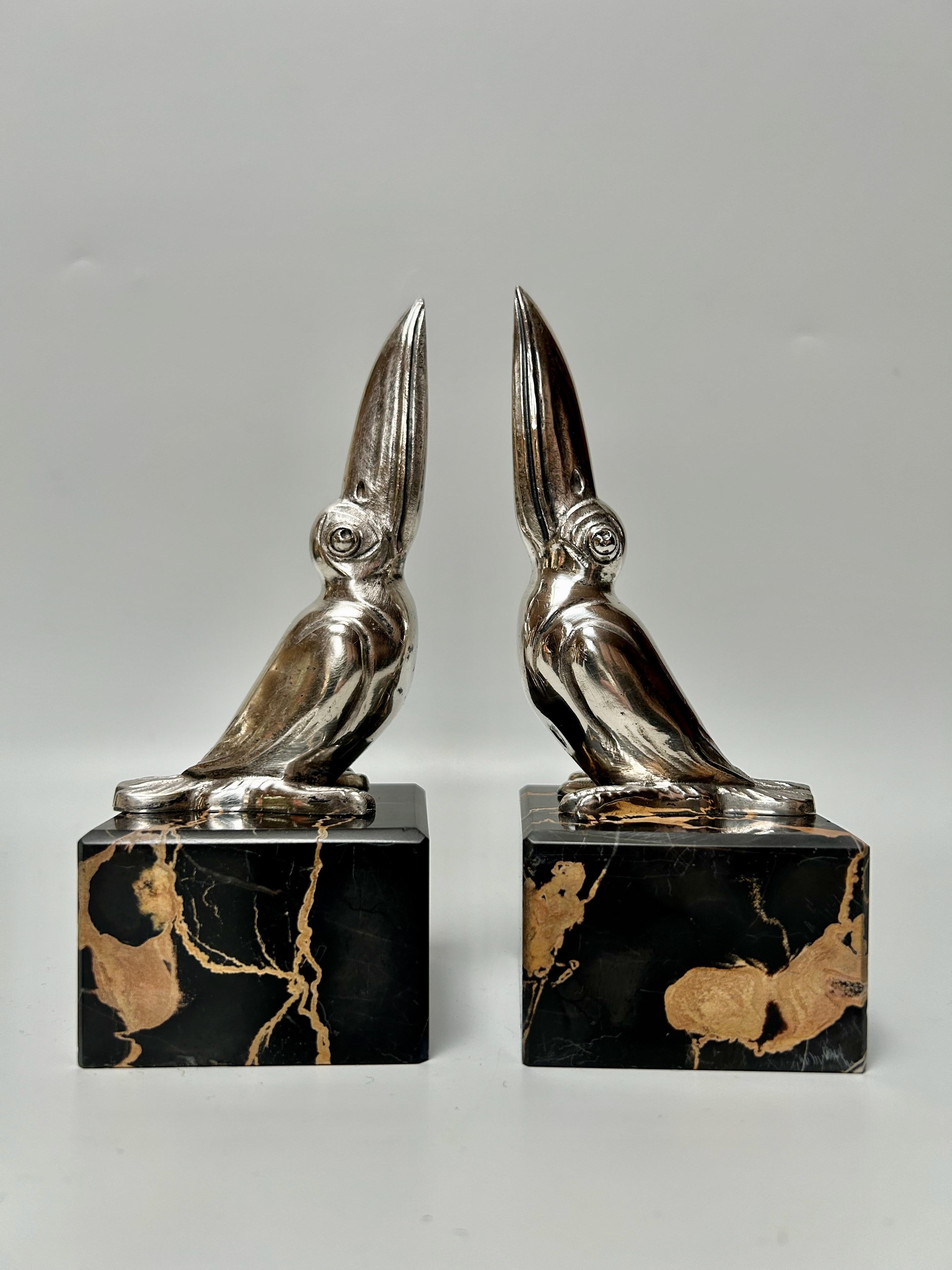 Pair of art deco bookends circa 1930.
Toucan model in silver-plated bronze on a portor marble base.
In perfect condition.

Height: 15 cm
Base width: 6 cm
Base depth: 6 cm
Base height: 4 cm
Weight: 1.250 kg

Charles Maurice Favre-Bertin, born