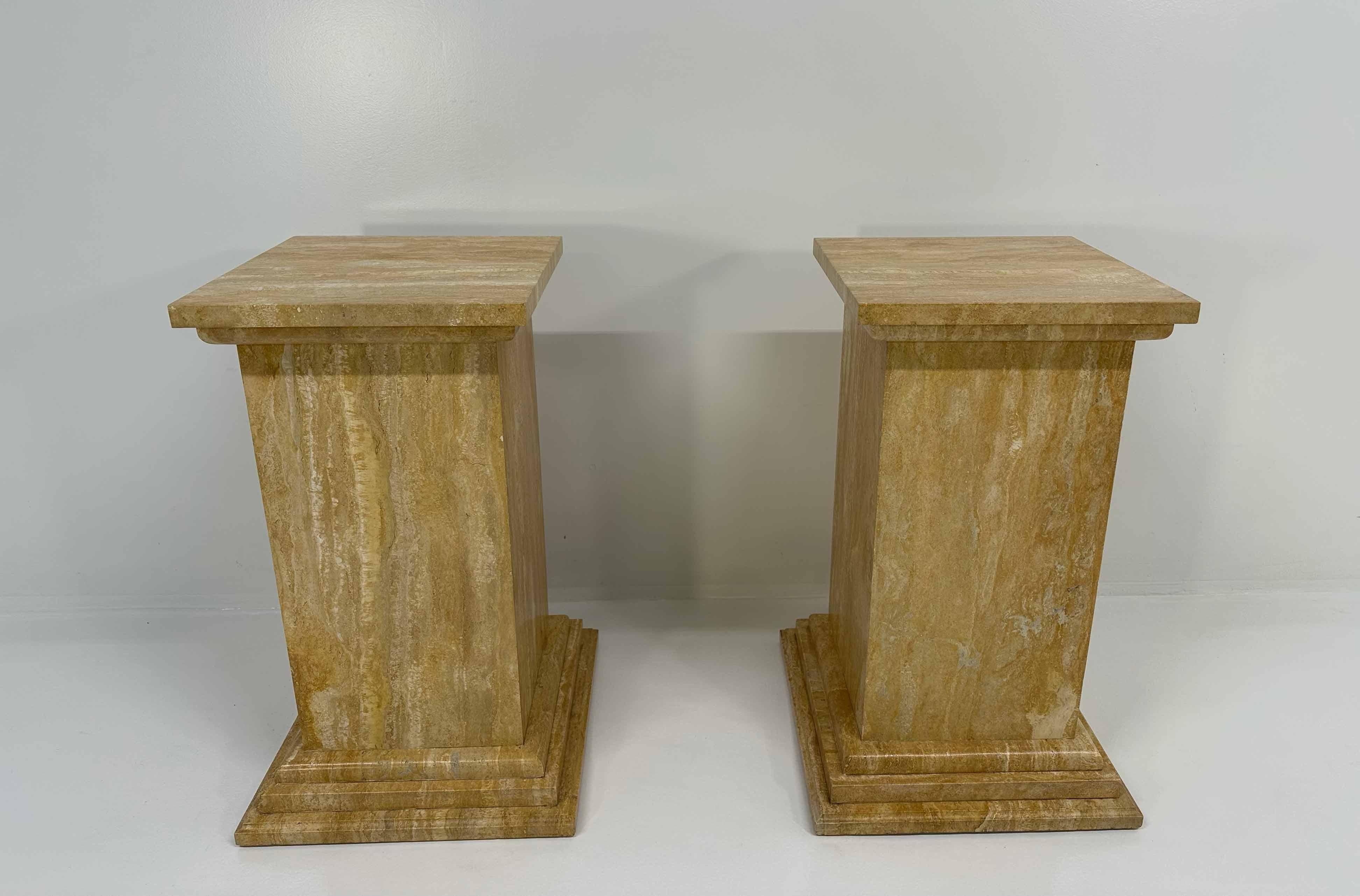 Ces deux colonnes en travertin, datant de la fin des années 1940, sont un exemple élégant du style Art déco, avec des lignes épurées et des formes géométriques qui rappellent l'âge d'or du design. Le travertin, avec ses veines naturelles et sa