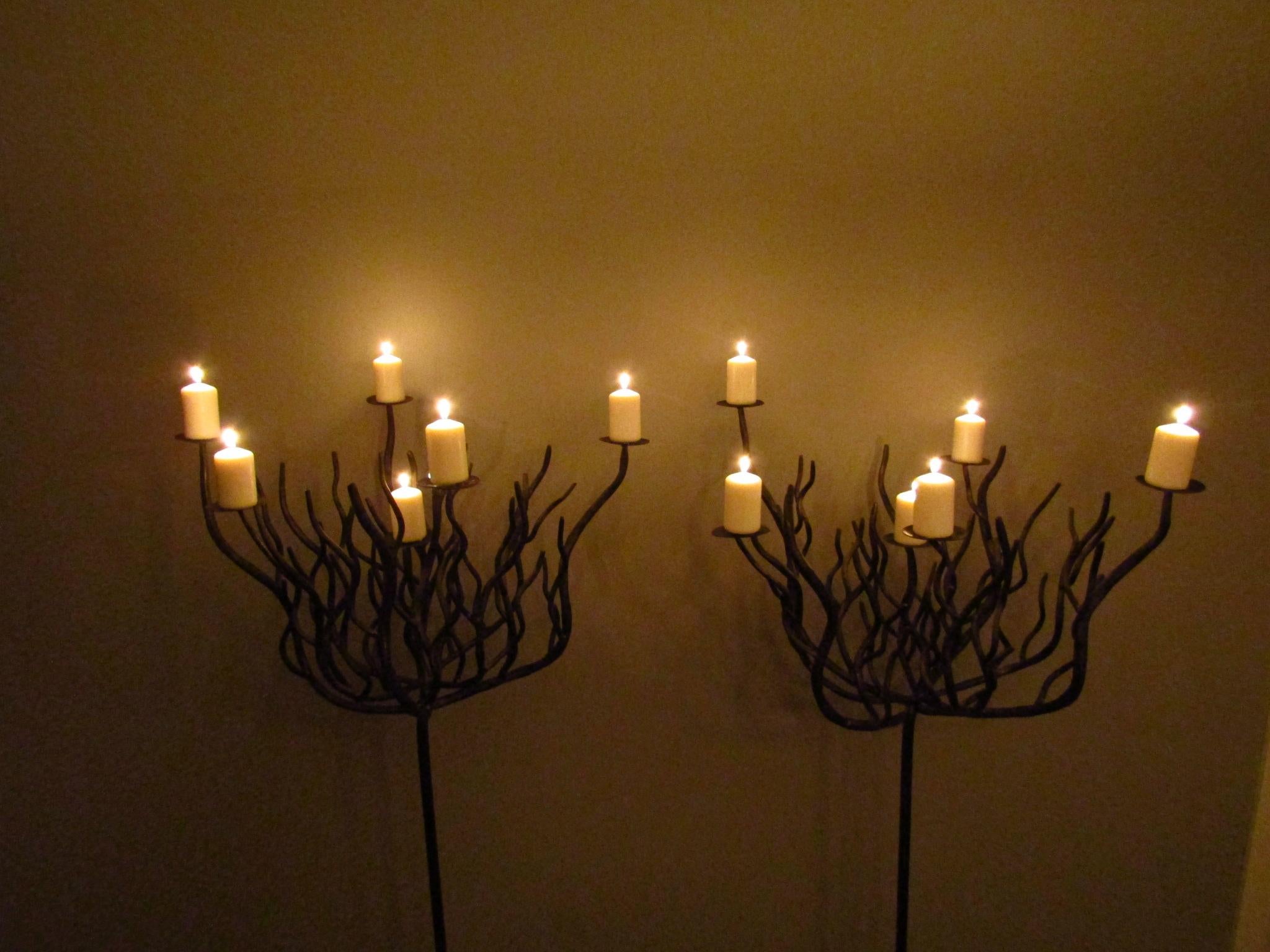 Paar schmiedeeiserne Art-Déco-Kerzenständer in Baumform, Fackeln im Angebot 5