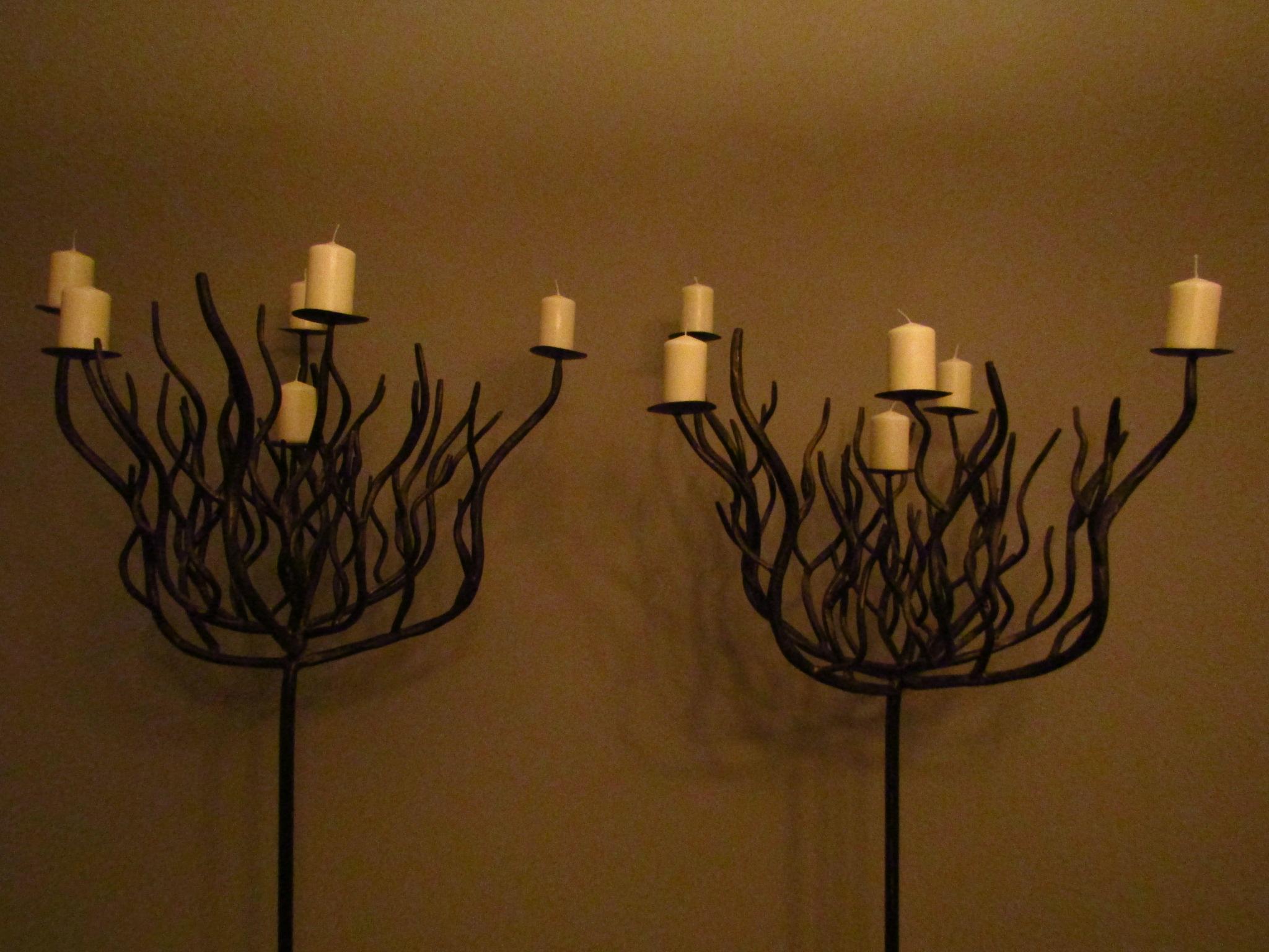 Paar schmiedeeiserne Art-Déco-Kerzenständer in Baumform, Fackeln im Angebot 6
