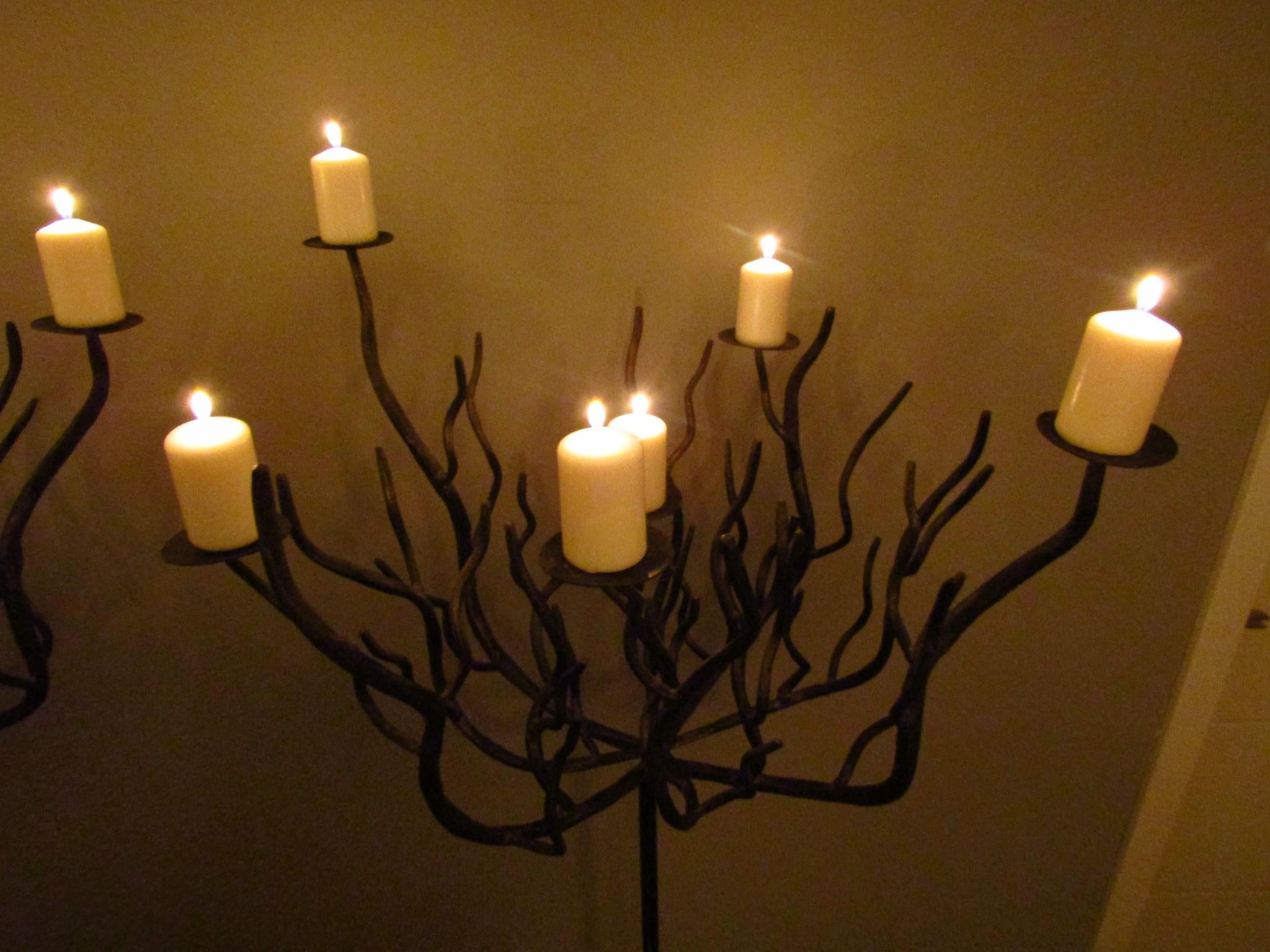 Paar schmiedeeiserne Art-Déco-Kerzenständer in Baumform, Fackeln im Angebot 8