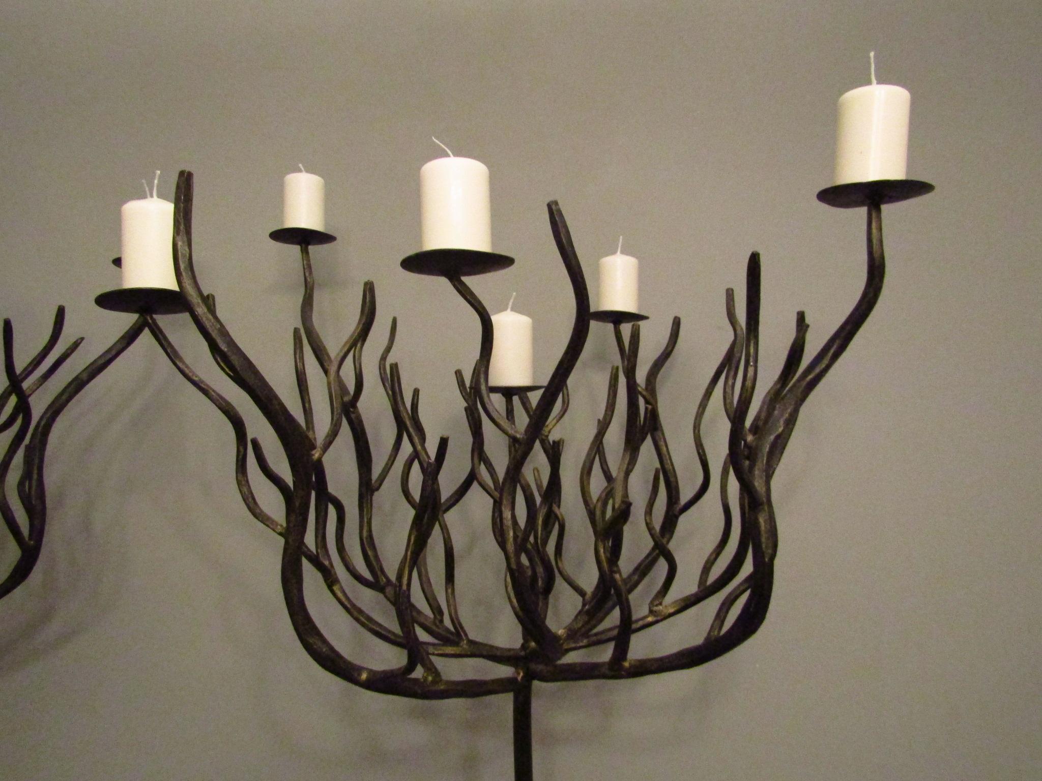 Paar schmiedeeiserne Art-Déco-Kerzenständer in Baumform, Fackeln im Angebot 10