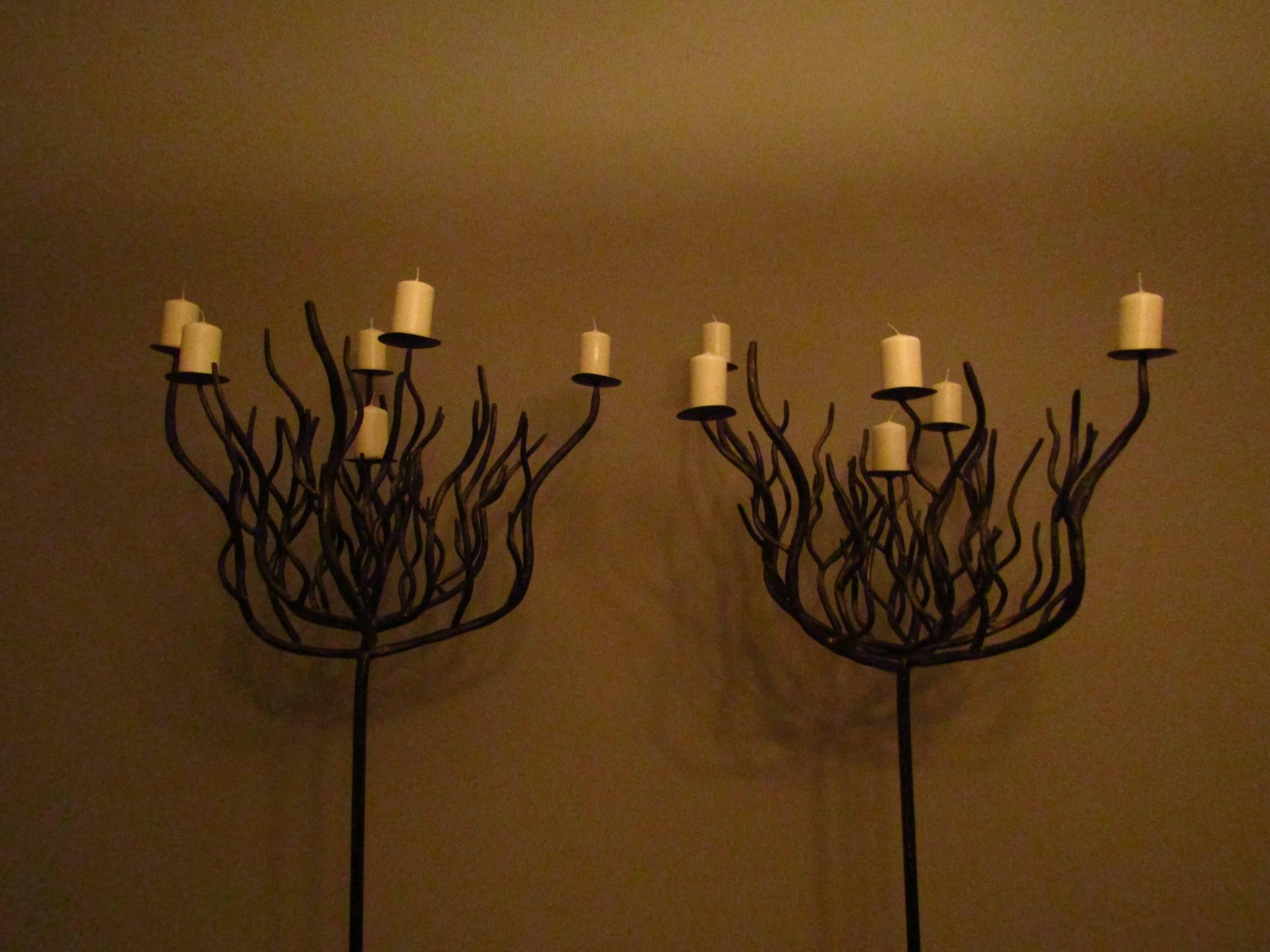 Paar schmiedeeiserne Art-Déco-Kerzenständer in Baumform, Fackeln im Angebot 12