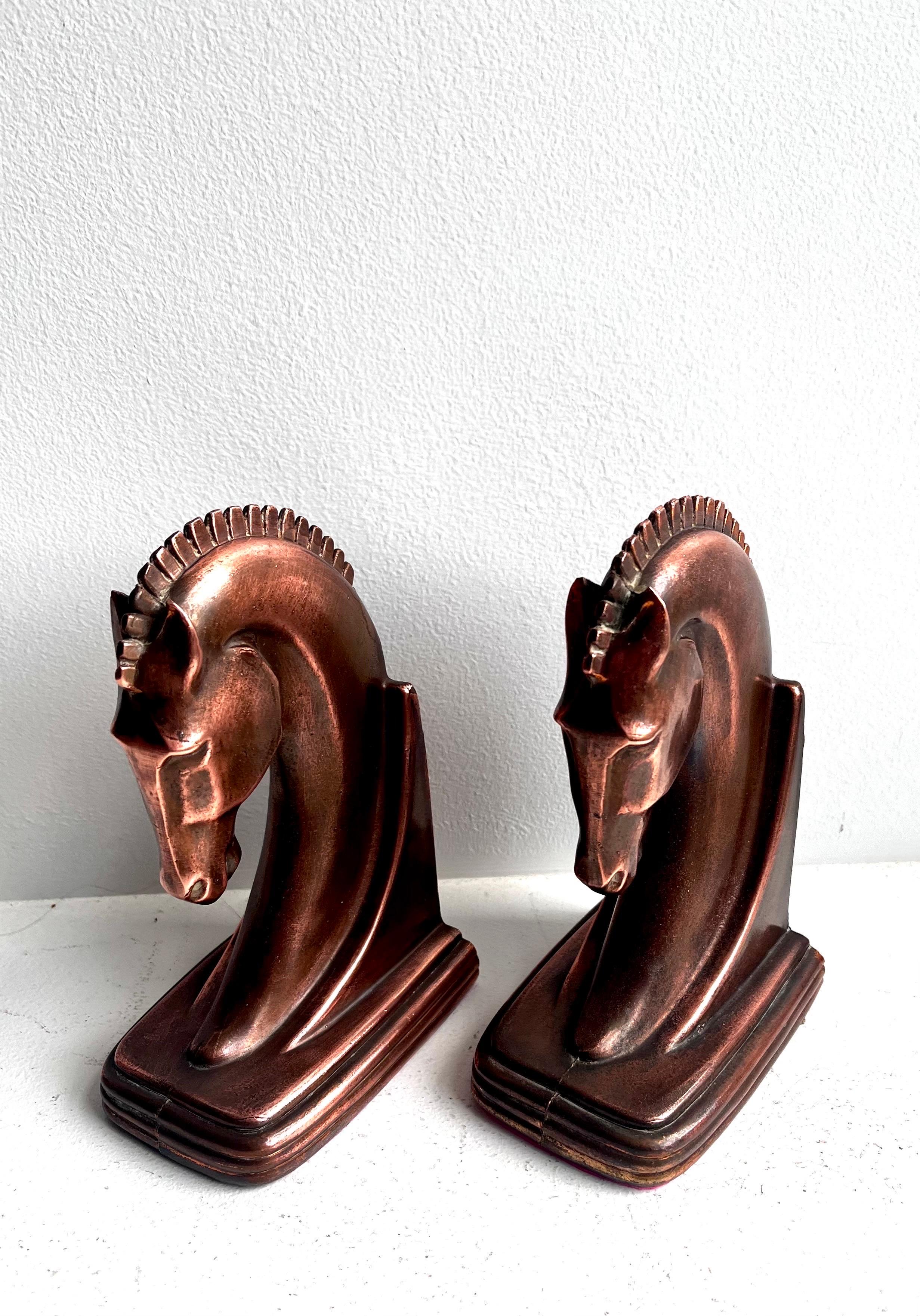 Americano Coppia di reggilibri Art Deco a forma di cavallo di Troia di Dodge Inc. in vendita