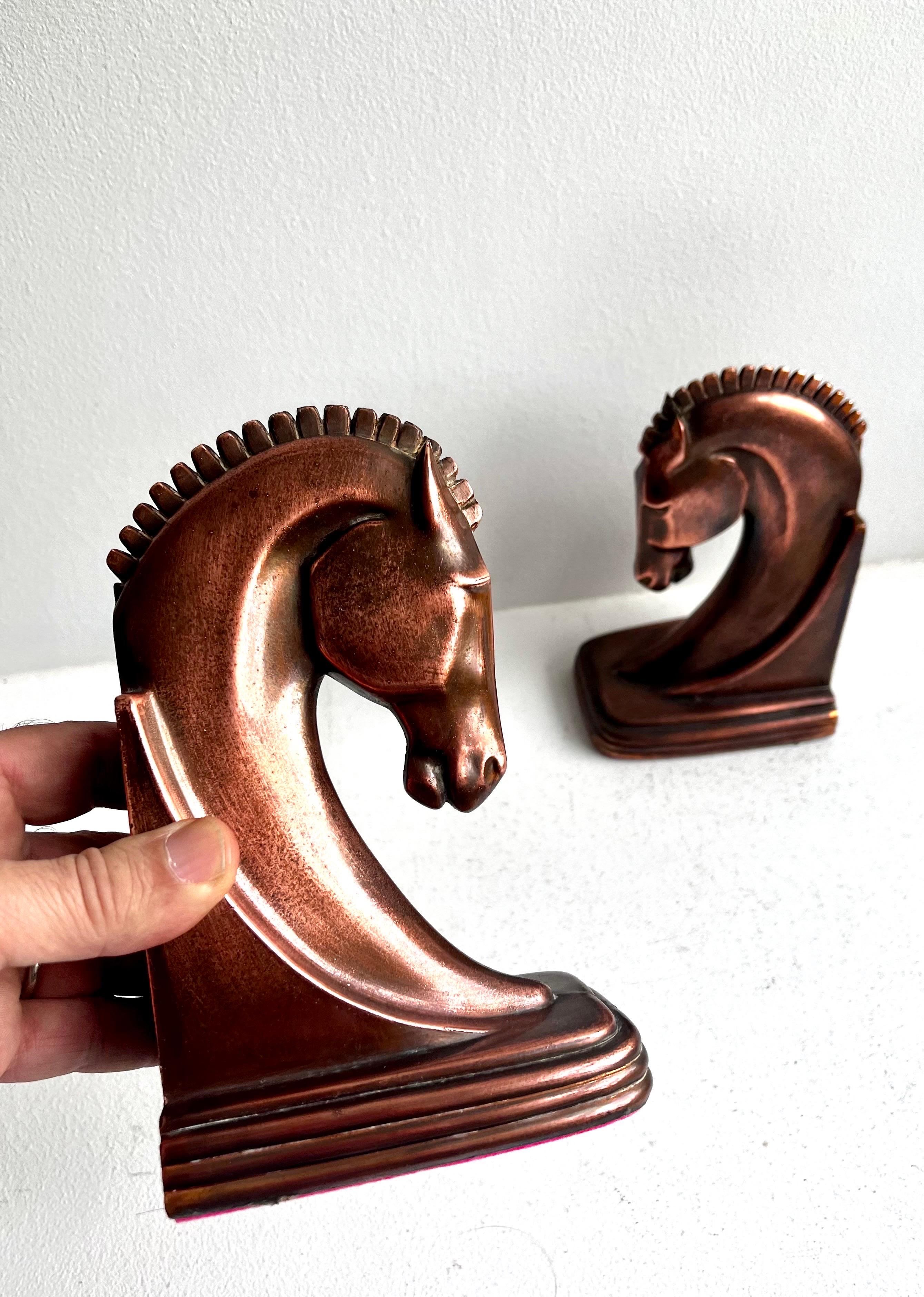 Metà XX secolo Coppia di reggilibri Art Deco a forma di cavallo di Troia di Dodge Inc. in vendita