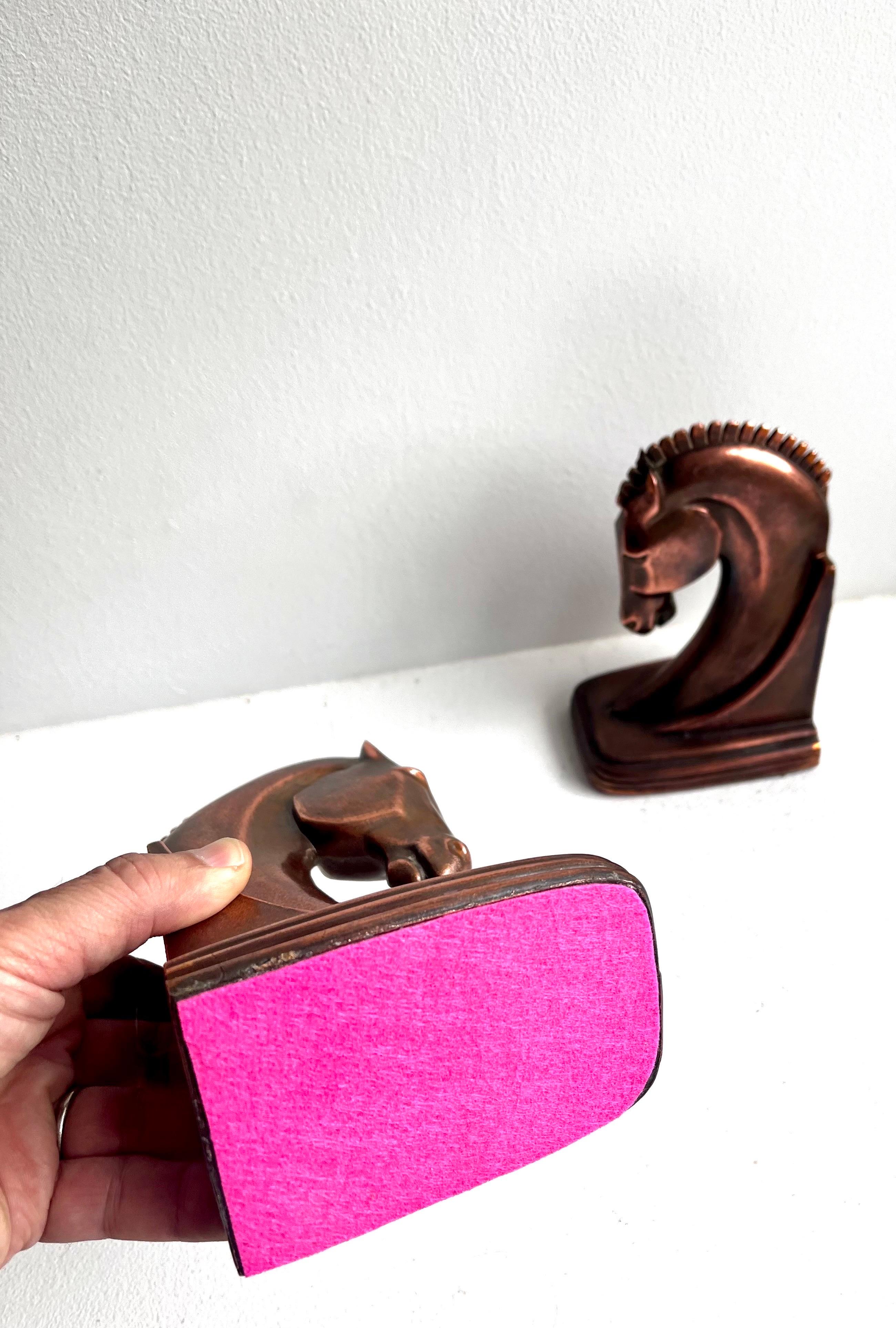 Metallo Coppia di reggilibri Art Deco a forma di cavallo di Troia di Dodge Inc. in vendita