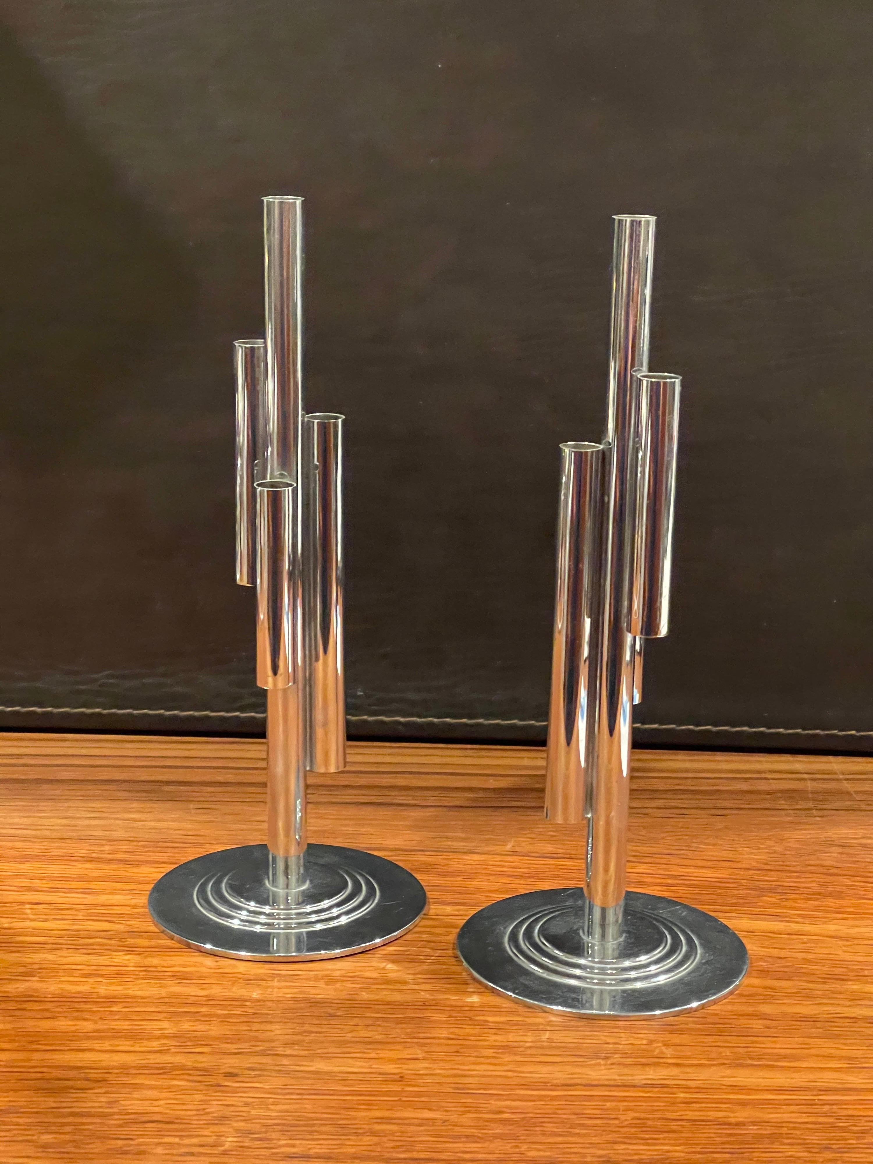 Wonderful pair of Art Deco tubular chrome bud vases by Ruth & William Gerth for Chase & Co., circa 1930s. The design features a central chrome tube attached to which are three tubes of varying lengths and heights and mounted to a circular four
