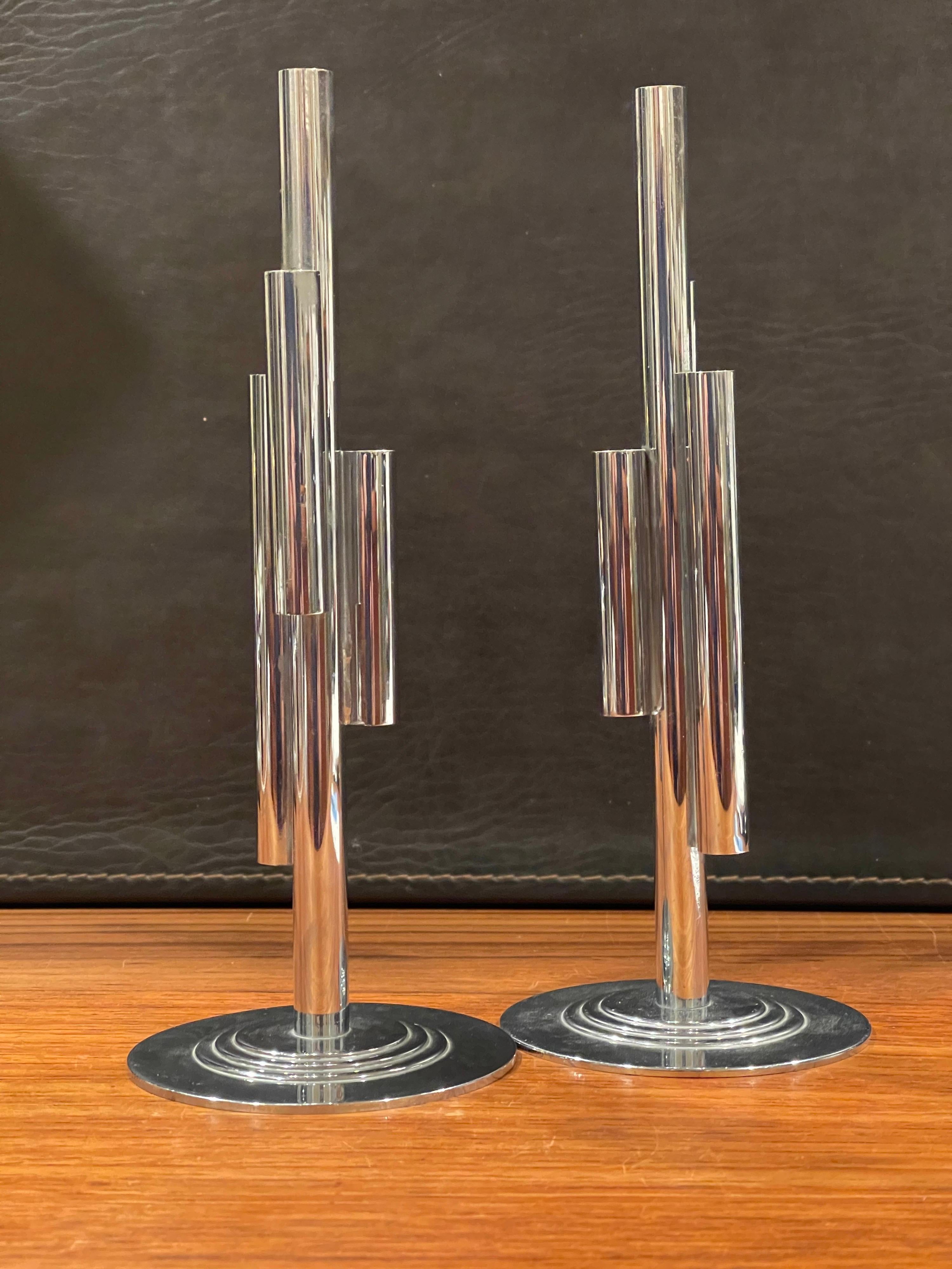 Coppia di vasi tubolari cromati Art Deco di Ruth and William Gerth per Chase Co. in vendita 1