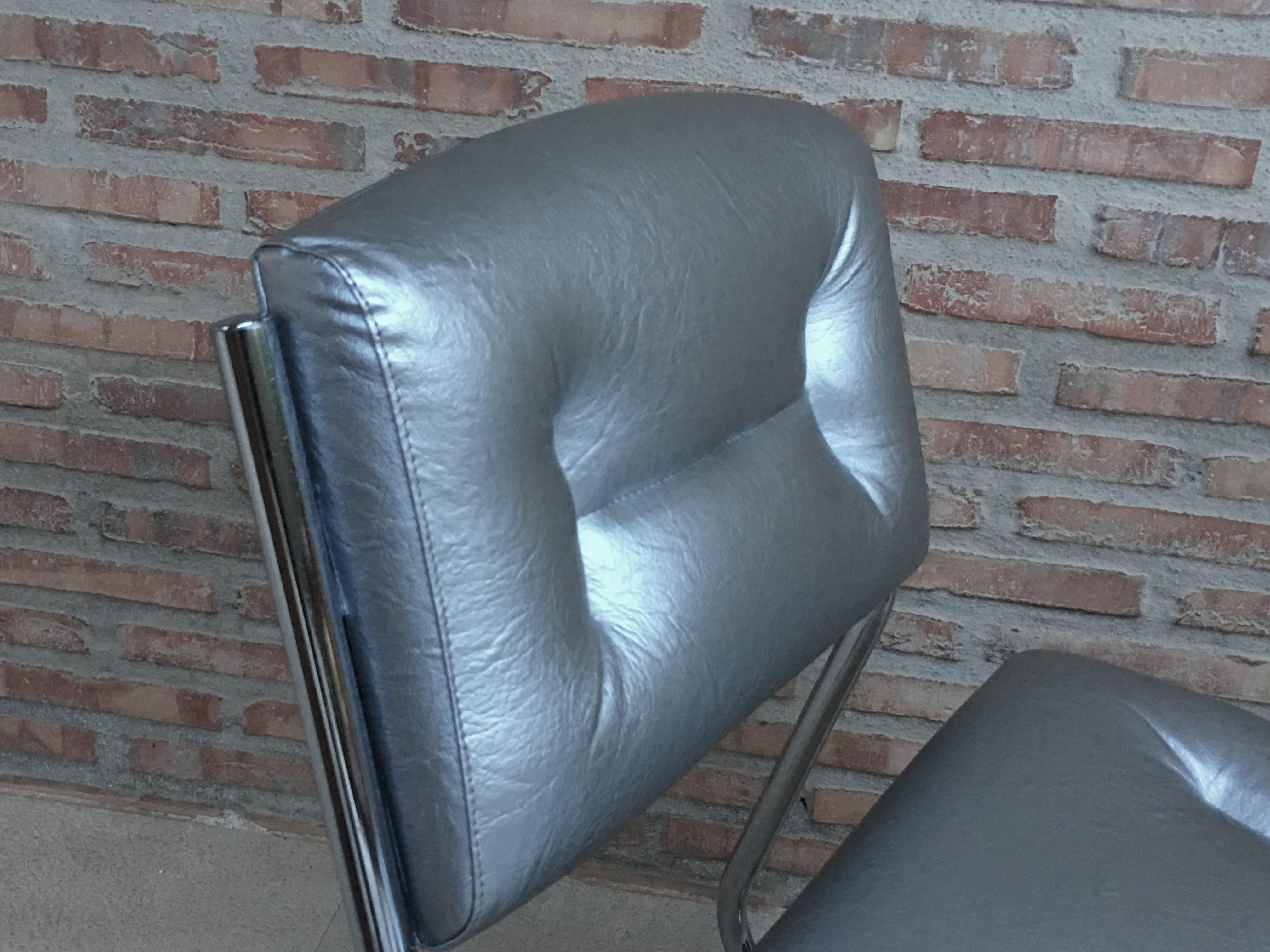 Paire de chaises longues Art Déco tubulaires chromées en faux cuir argenté en vente 3
