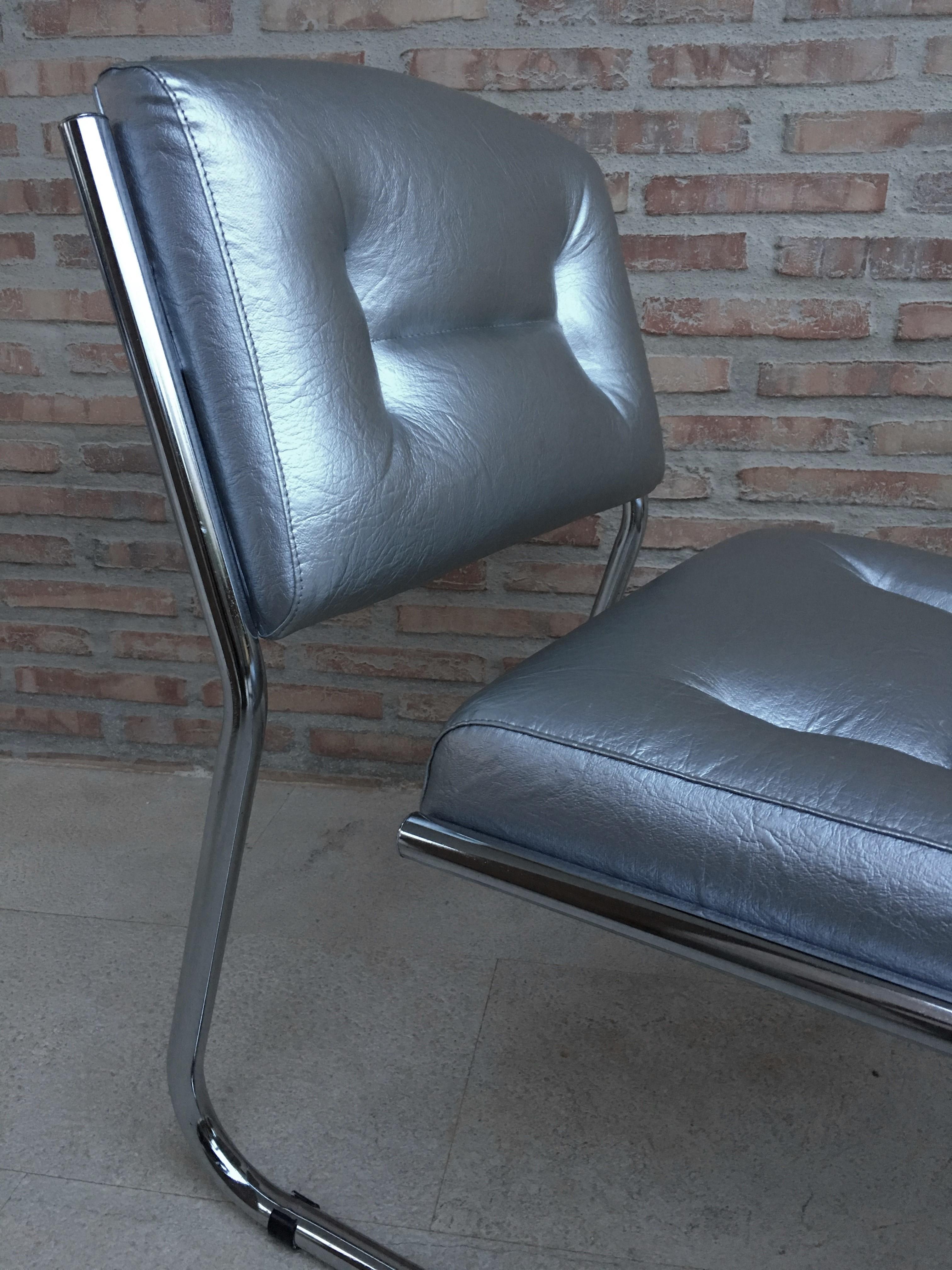 Paire de chaises longues Art Déco tubulaires chromées en faux cuir argenté en vente 4