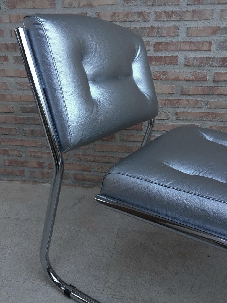 Pair of Art Deco Tubular Chrome Lounge Chairs in Silver Faux Leather For Sale 5