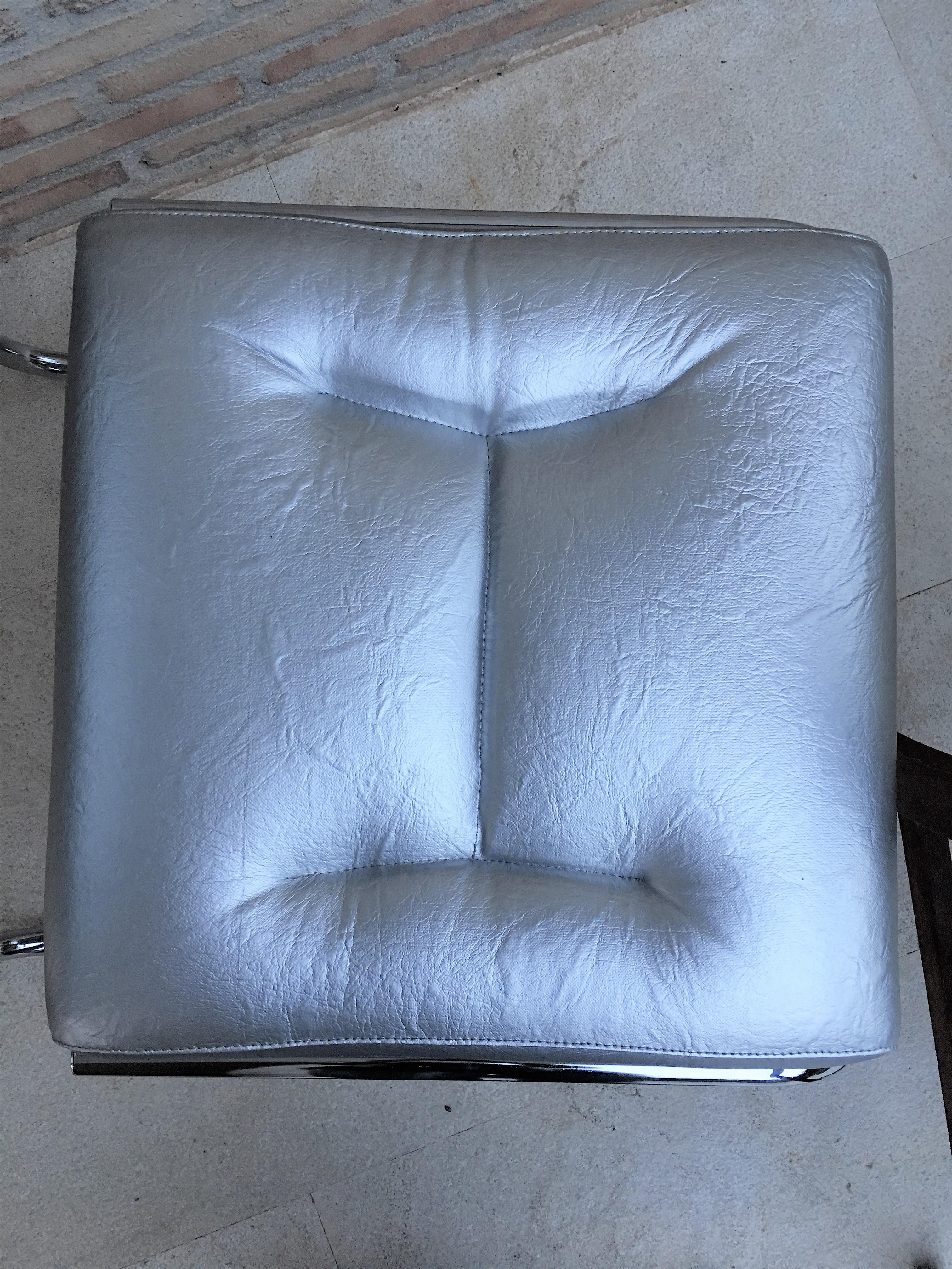 Ein Paar Art-Déco-Sessel mit Chromrohr und silbernem Kunstlederbezug im Angebot 6