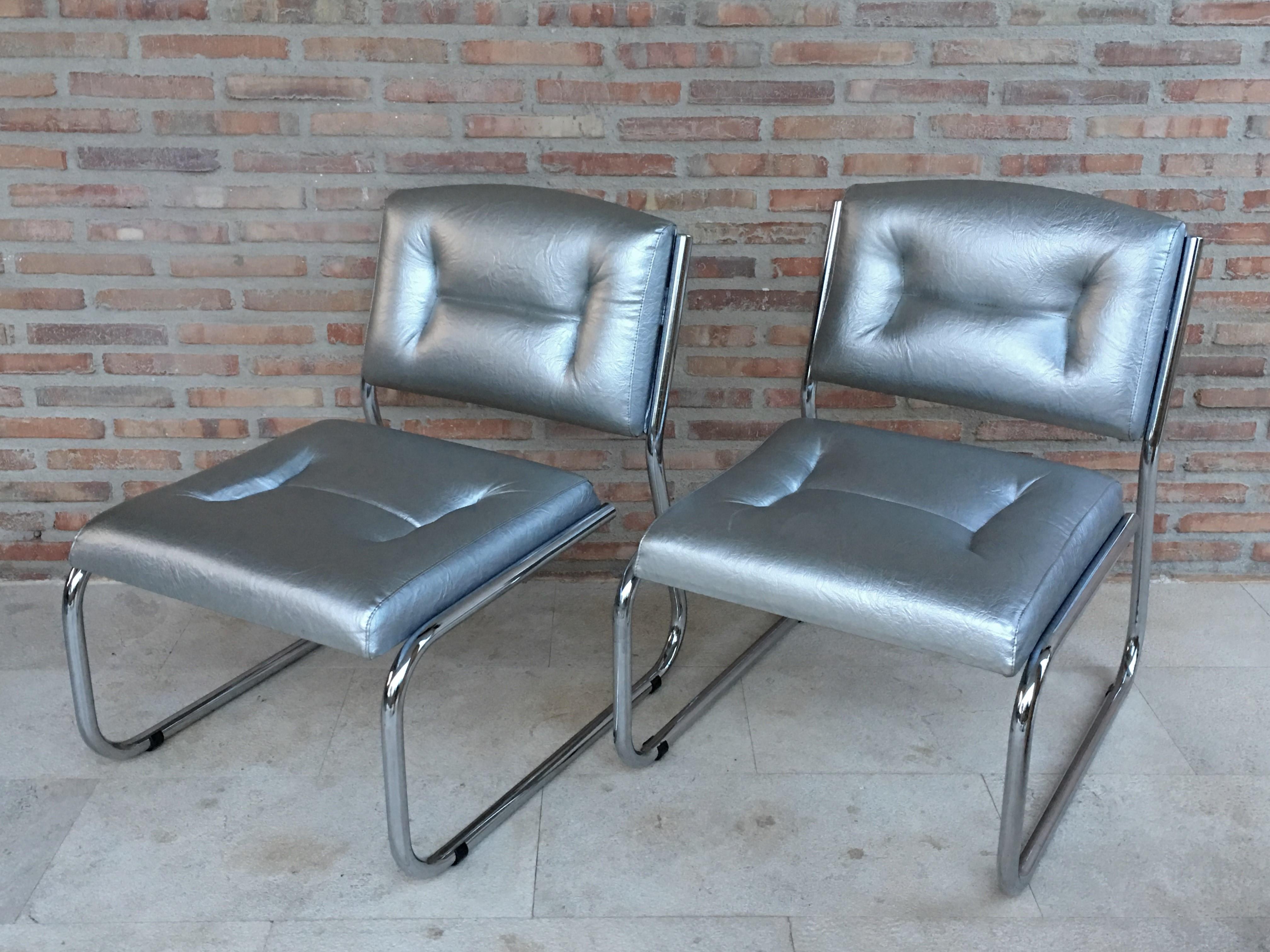 Paire de chaises longues Art Déco en chrome tubulaire et cuir noir.