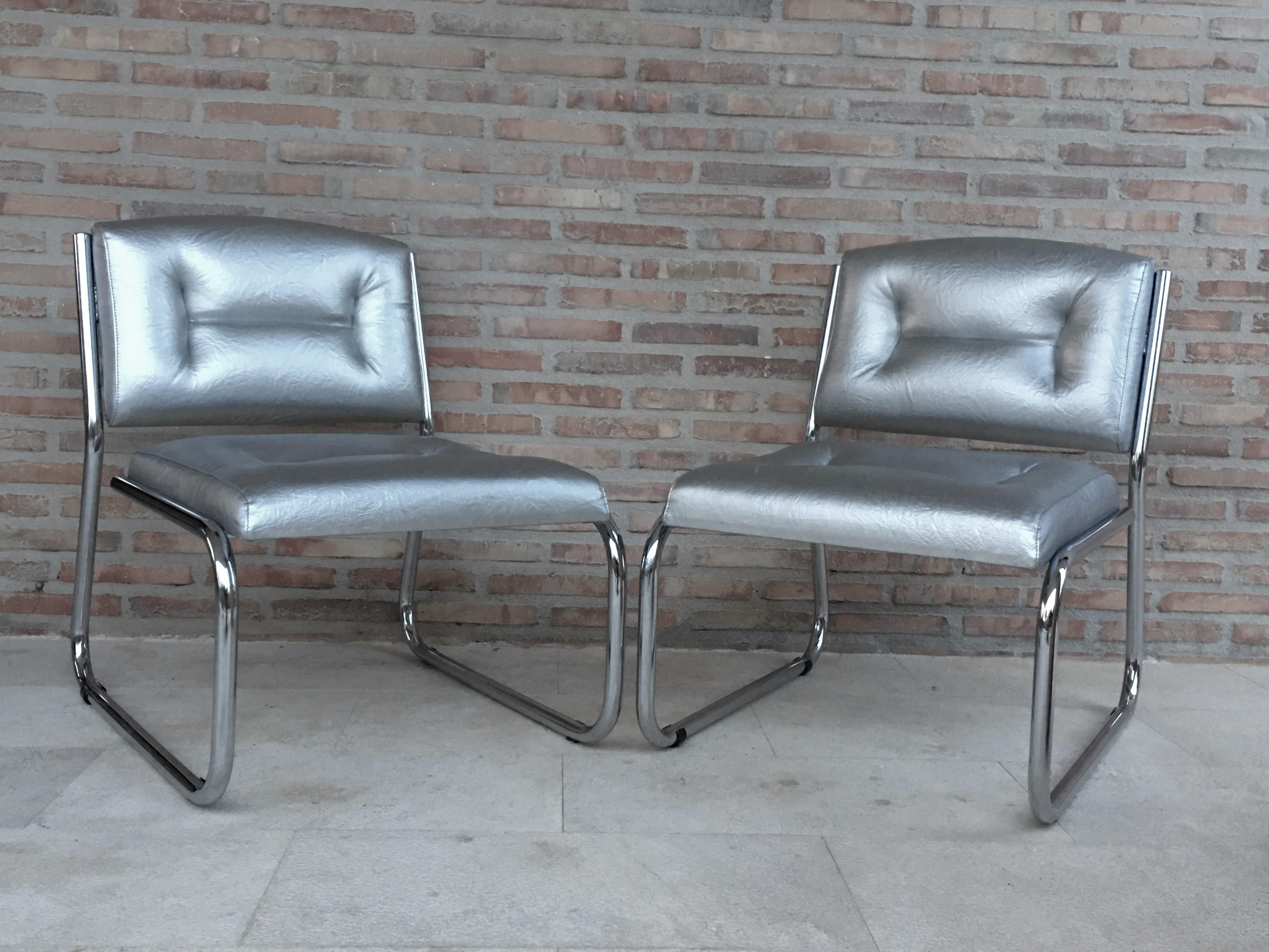 Mid-Century Modern Pair of Art Deco Tubular Chrome Lounge Chairs in Silver Faux Leather For Sale