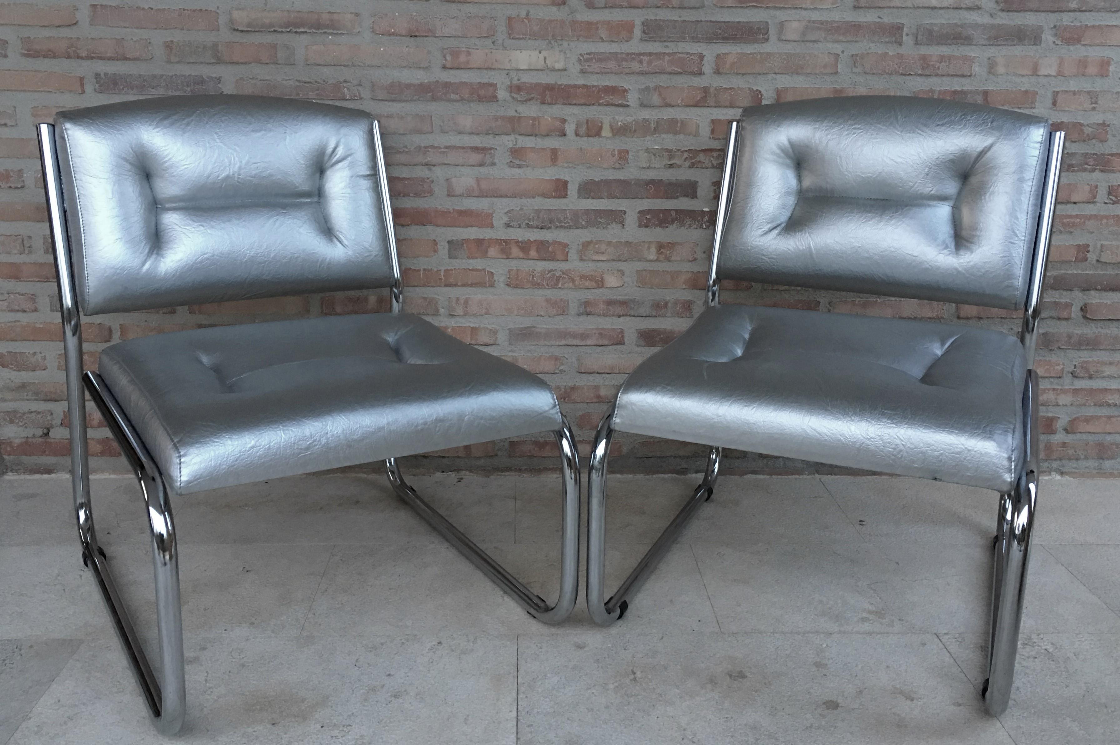 italien Paire de chaises longues Art Déco tubulaires chromées en faux cuir argenté en vente