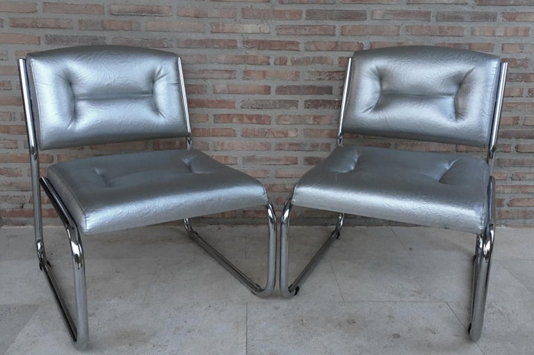 Italian Pair of Art Deco Tubular Chrome Lounge Chairs in Silver Faux Leather For Sale